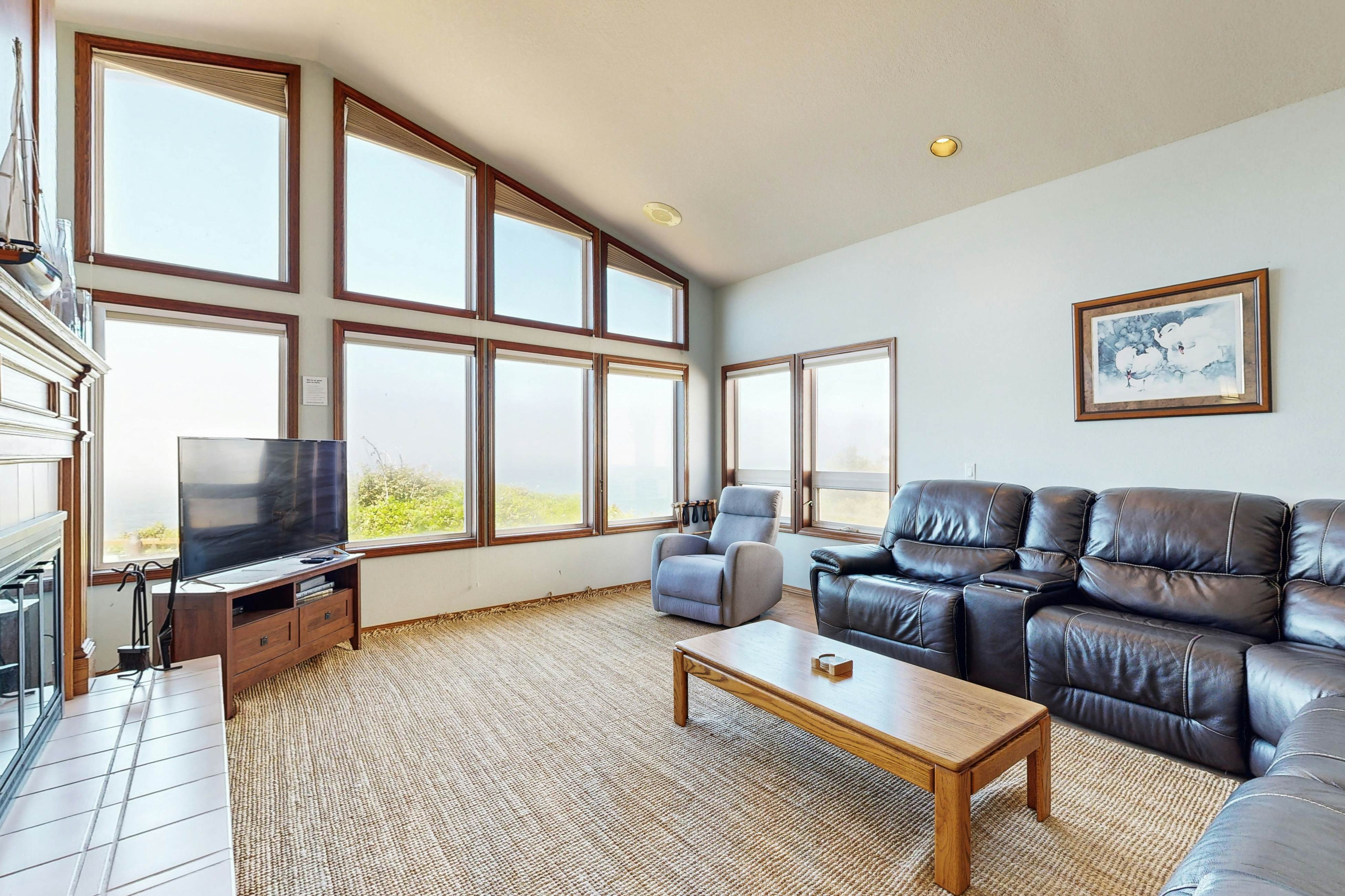 Oceanfront house with private hot tub & amazing ocean views