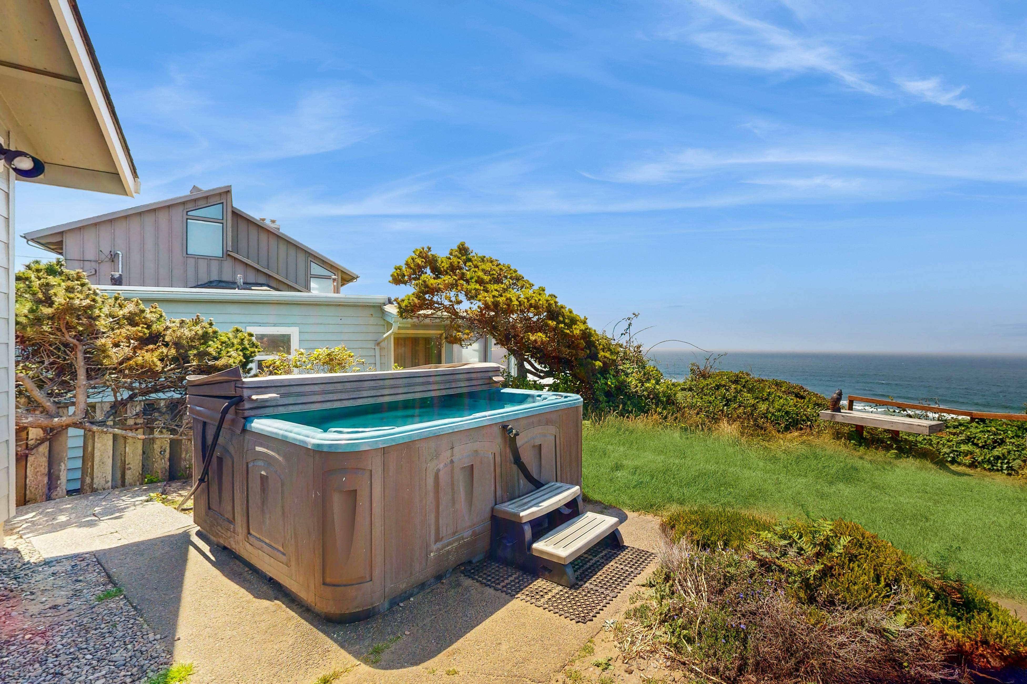 Oceanfront house with private hot tub & amazing ocean views