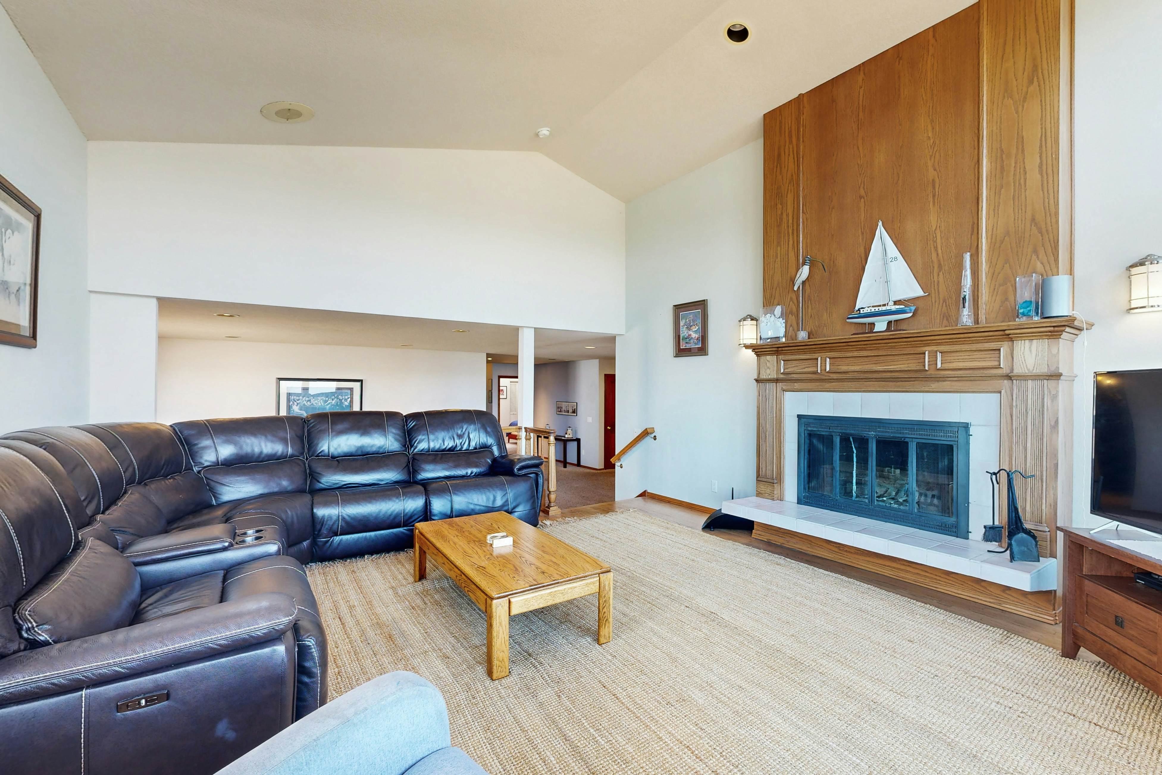 Oceanfront house with private hot tub & amazing ocean views