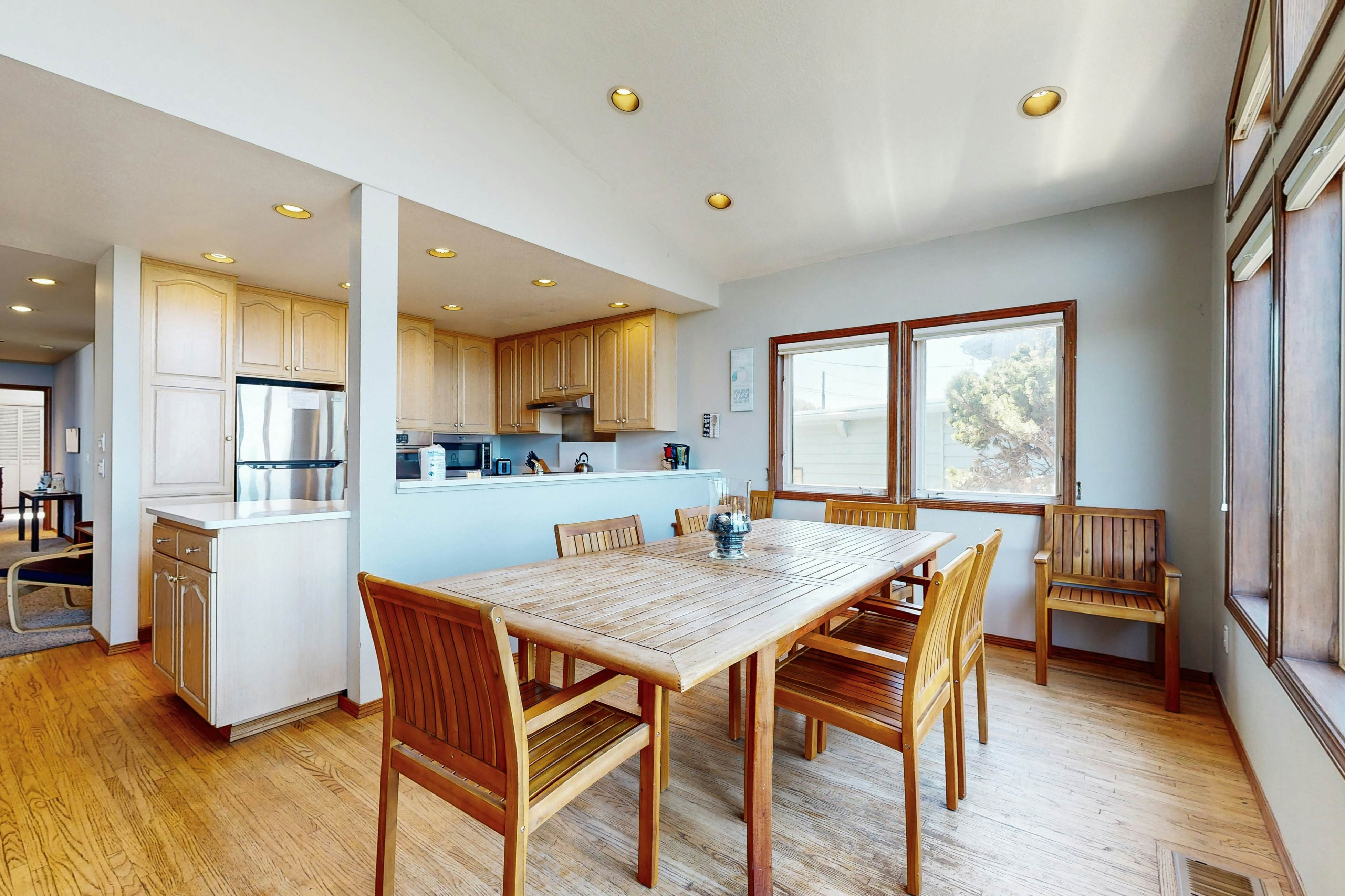 Oceanfront house with private hot tub & amazing ocean views