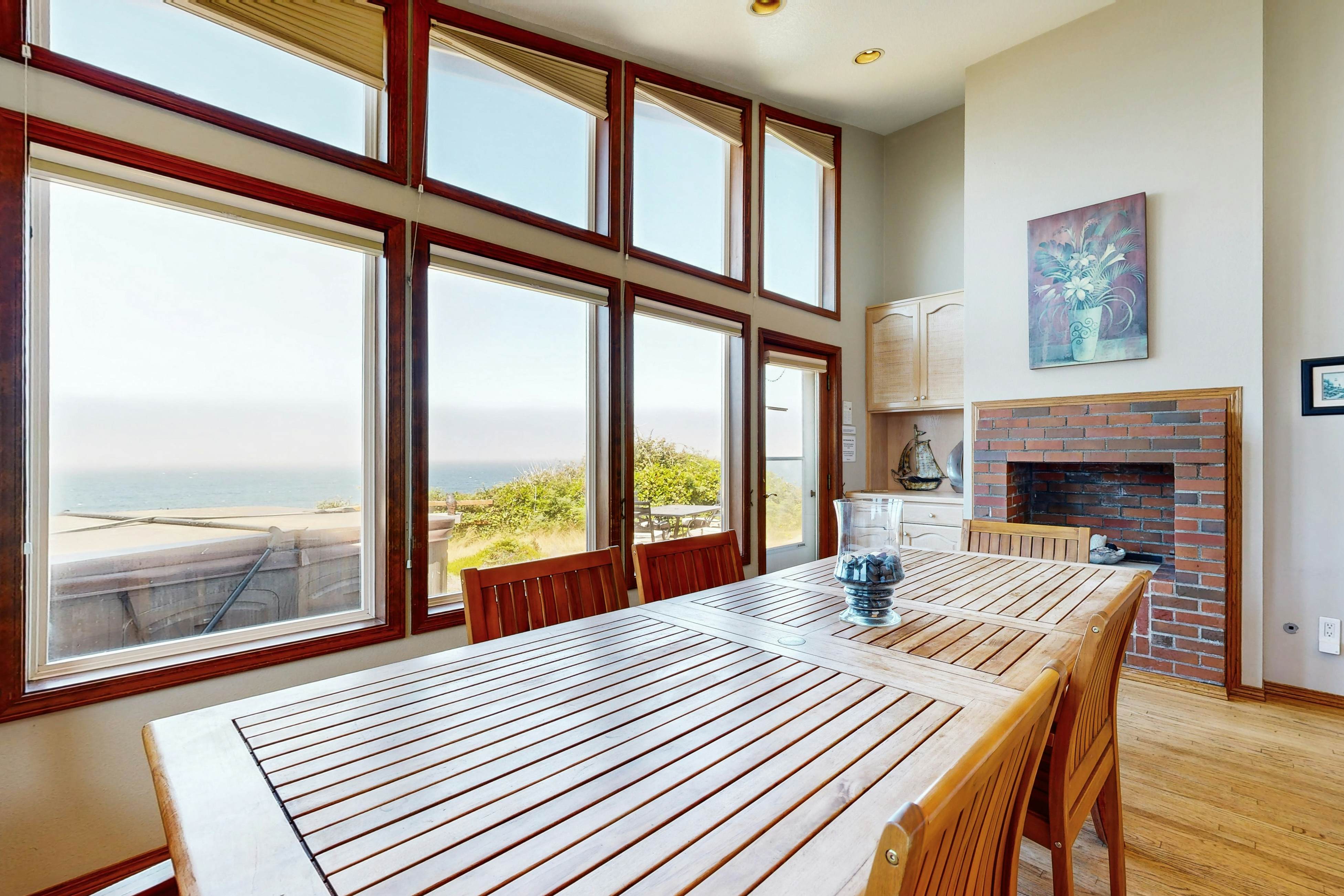 Oceanfront house with private hot tub & amazing ocean views