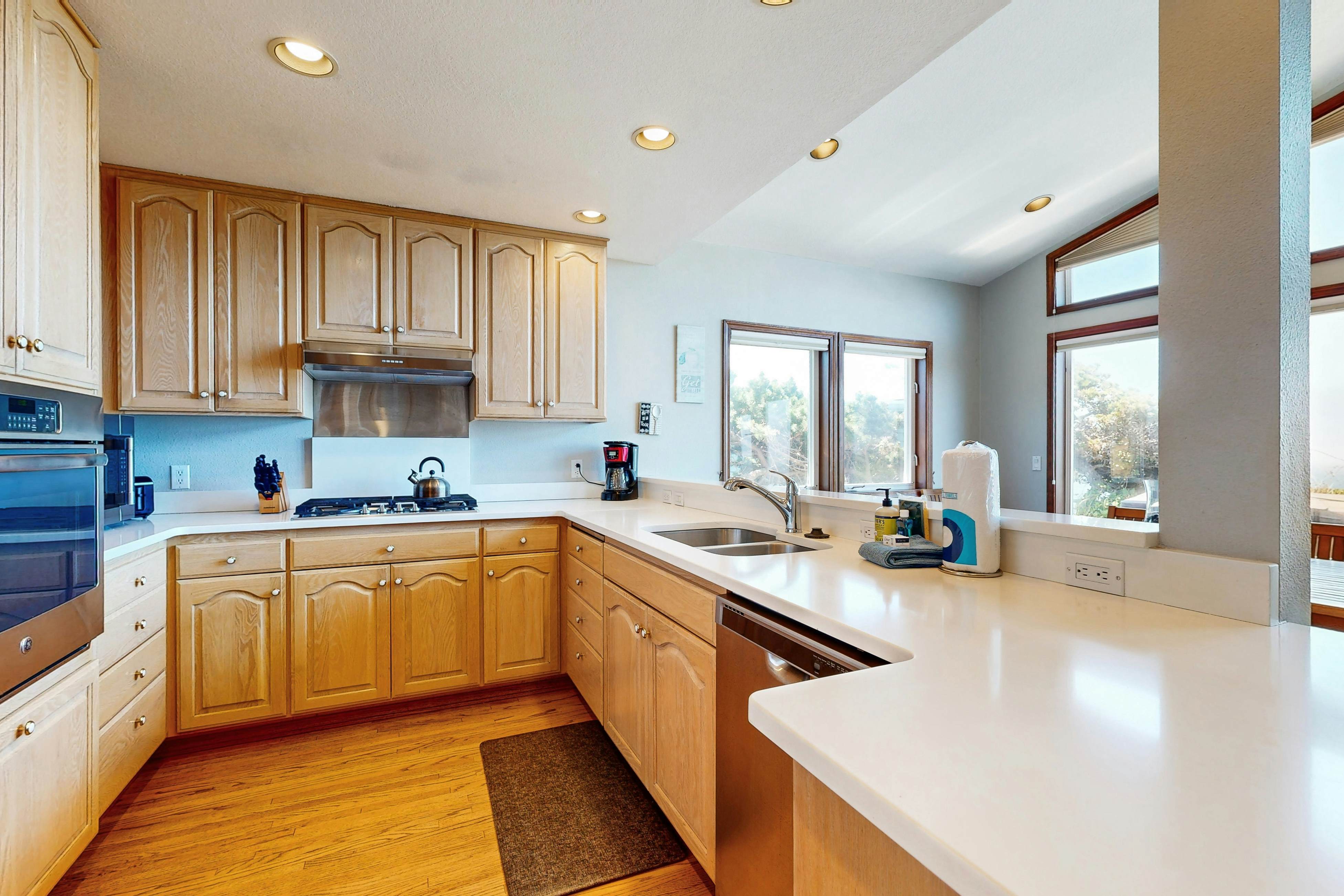 Oceanfront house with private hot tub & amazing ocean views