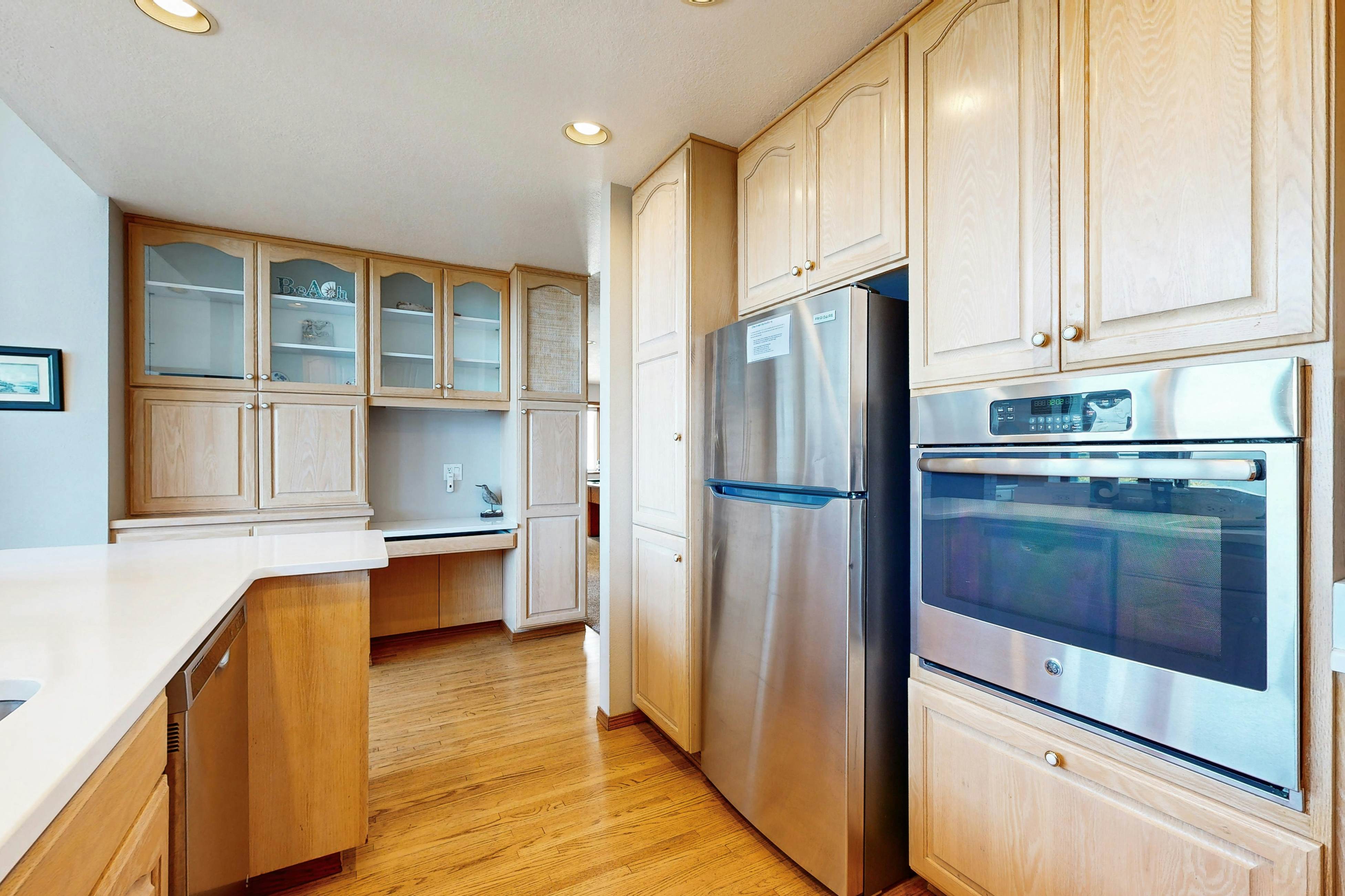 Oceanfront house with private hot tub & amazing ocean views