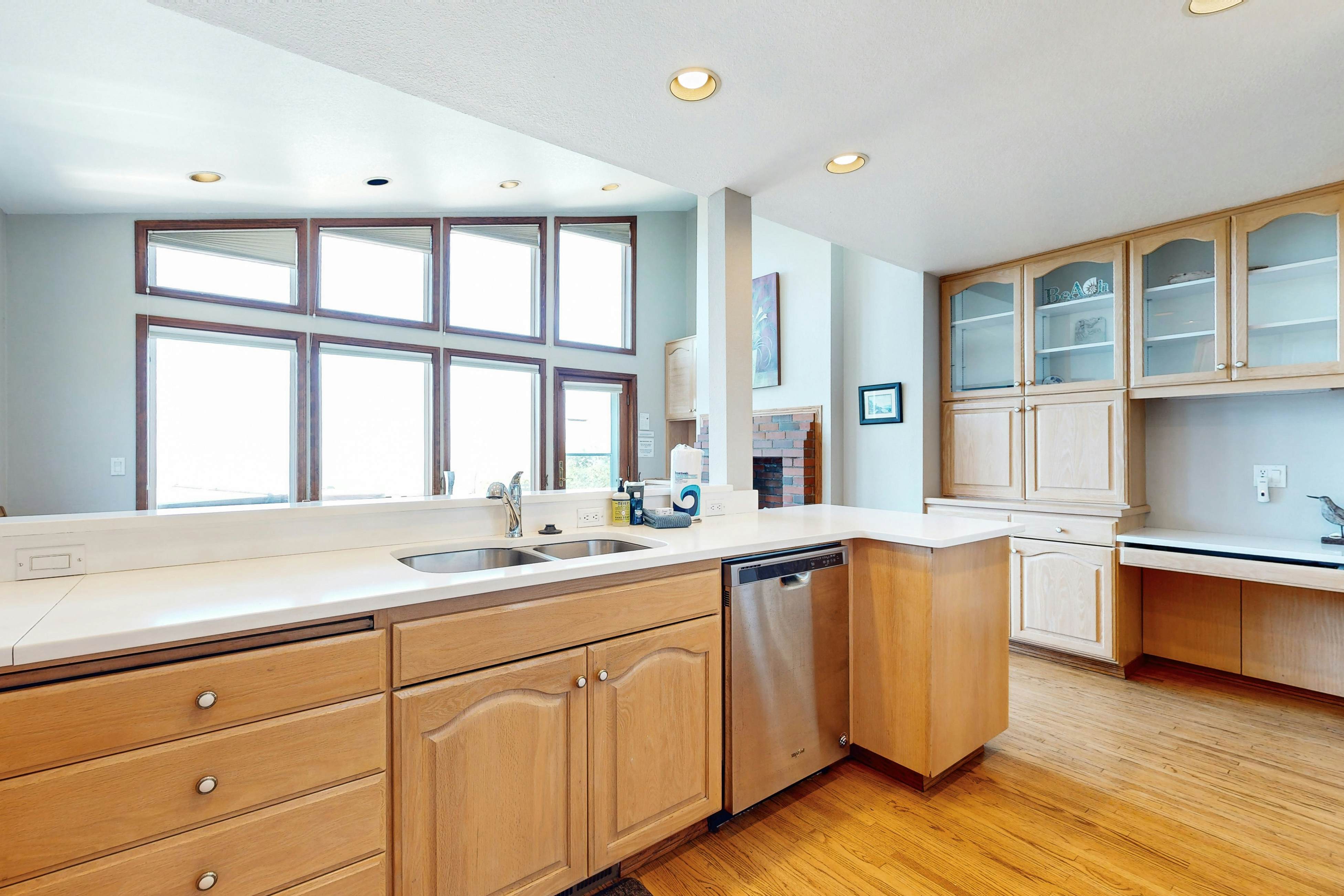 Oceanfront house with private hot tub & amazing ocean views