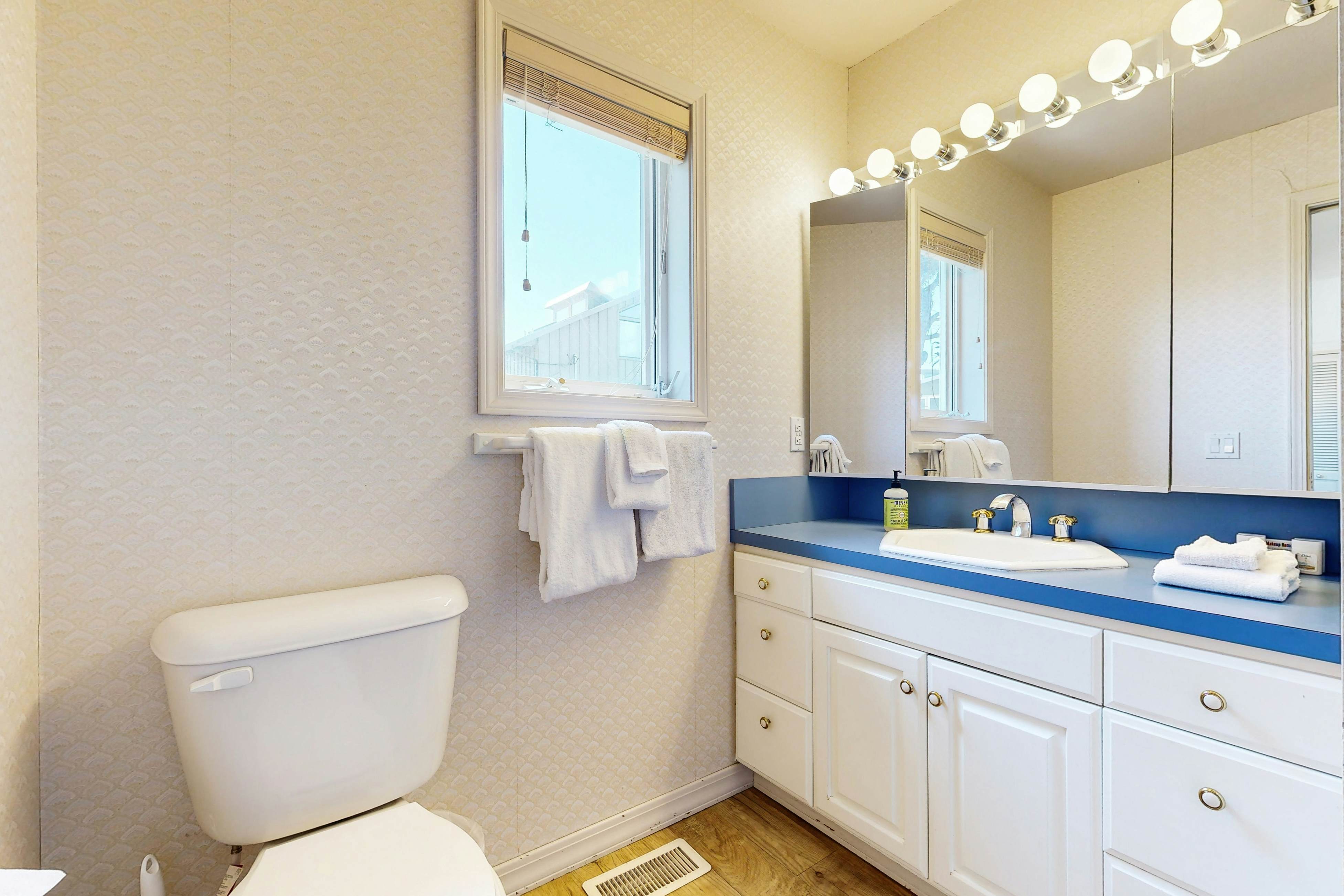 Oceanfront house with private hot tub & amazing ocean views