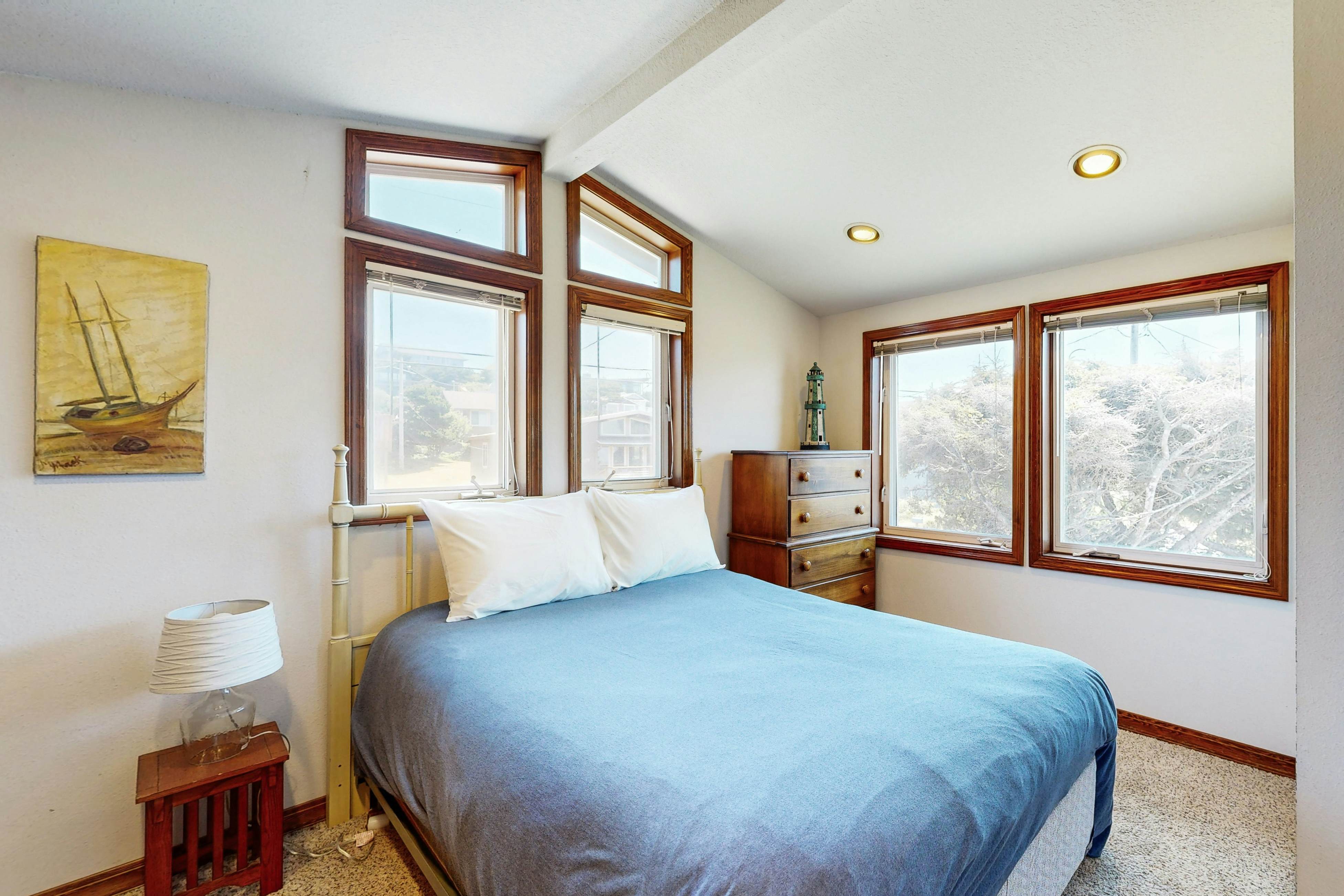 Oceanfront house with private hot tub & amazing ocean views