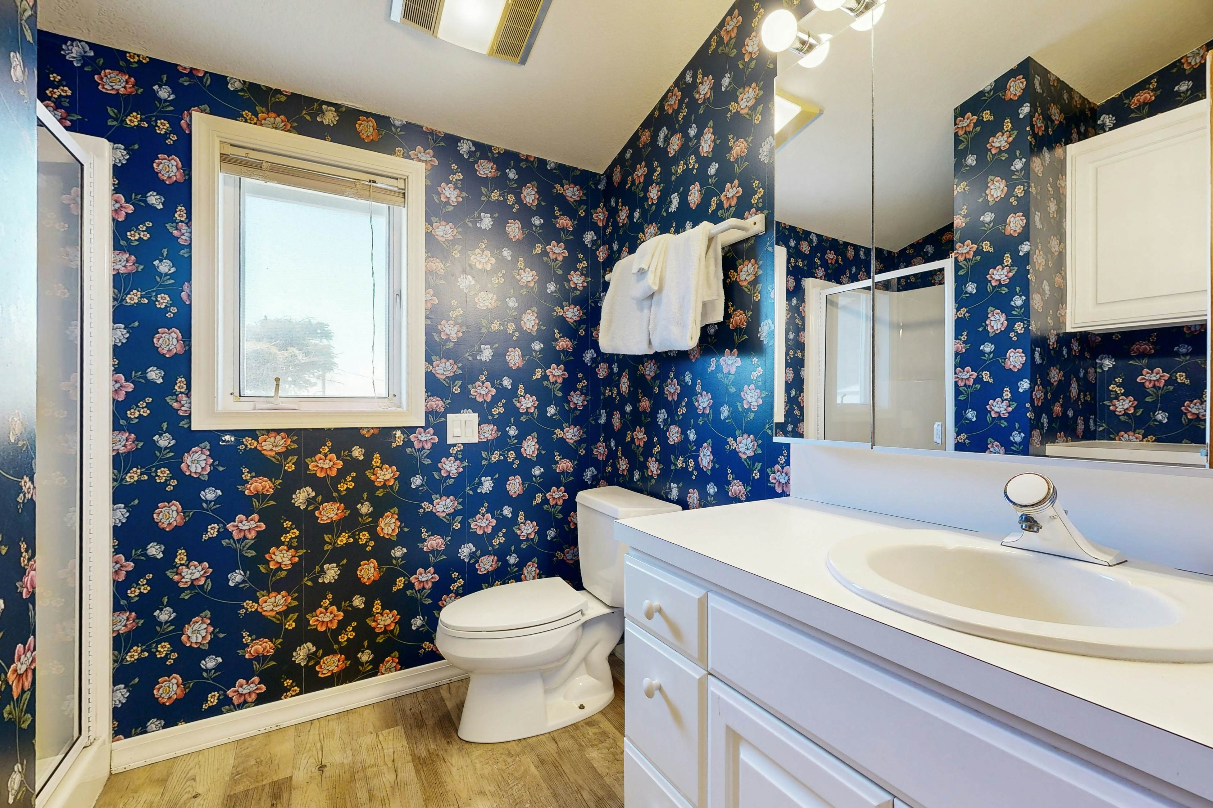 Oceanfront house with private hot tub & amazing ocean views