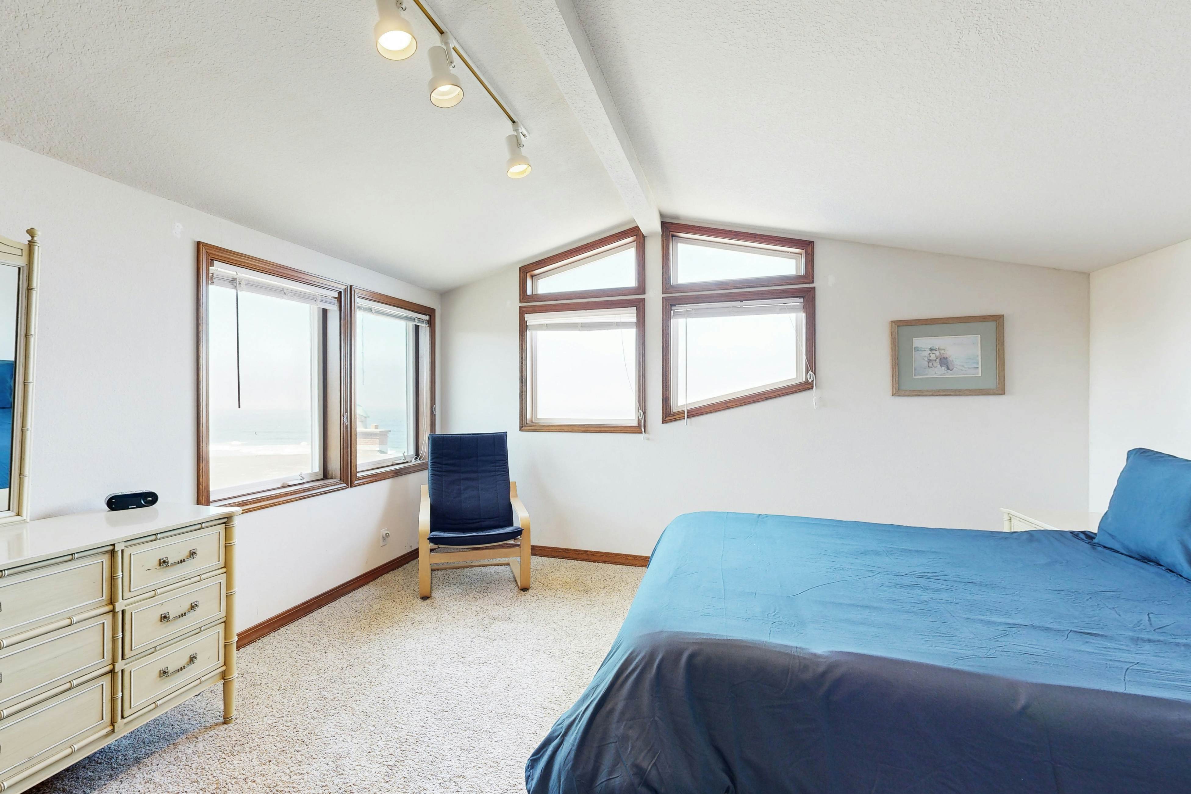 Oceanfront house with private hot tub & amazing ocean views