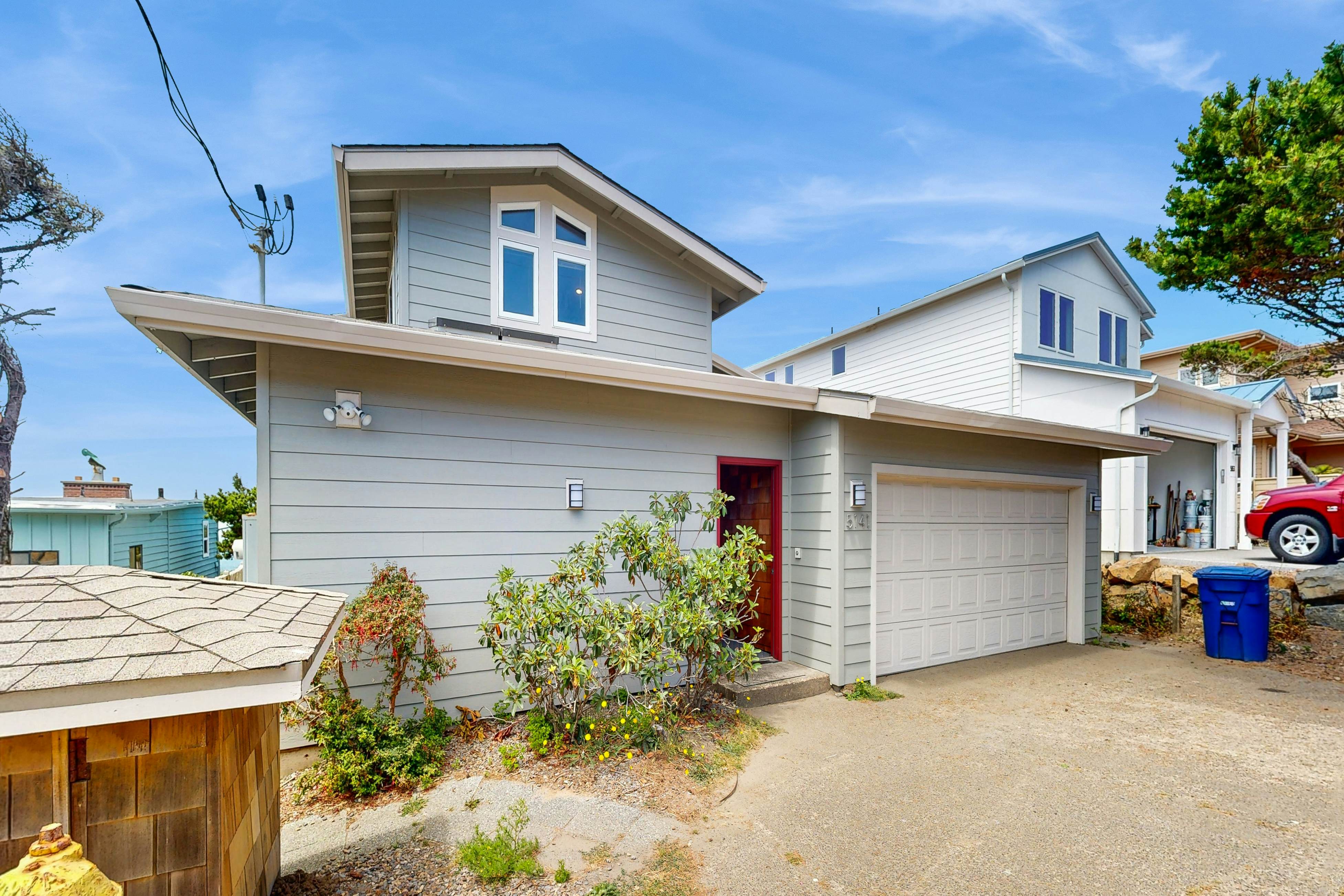 Oceanfront house with private hot tub & amazing ocean views