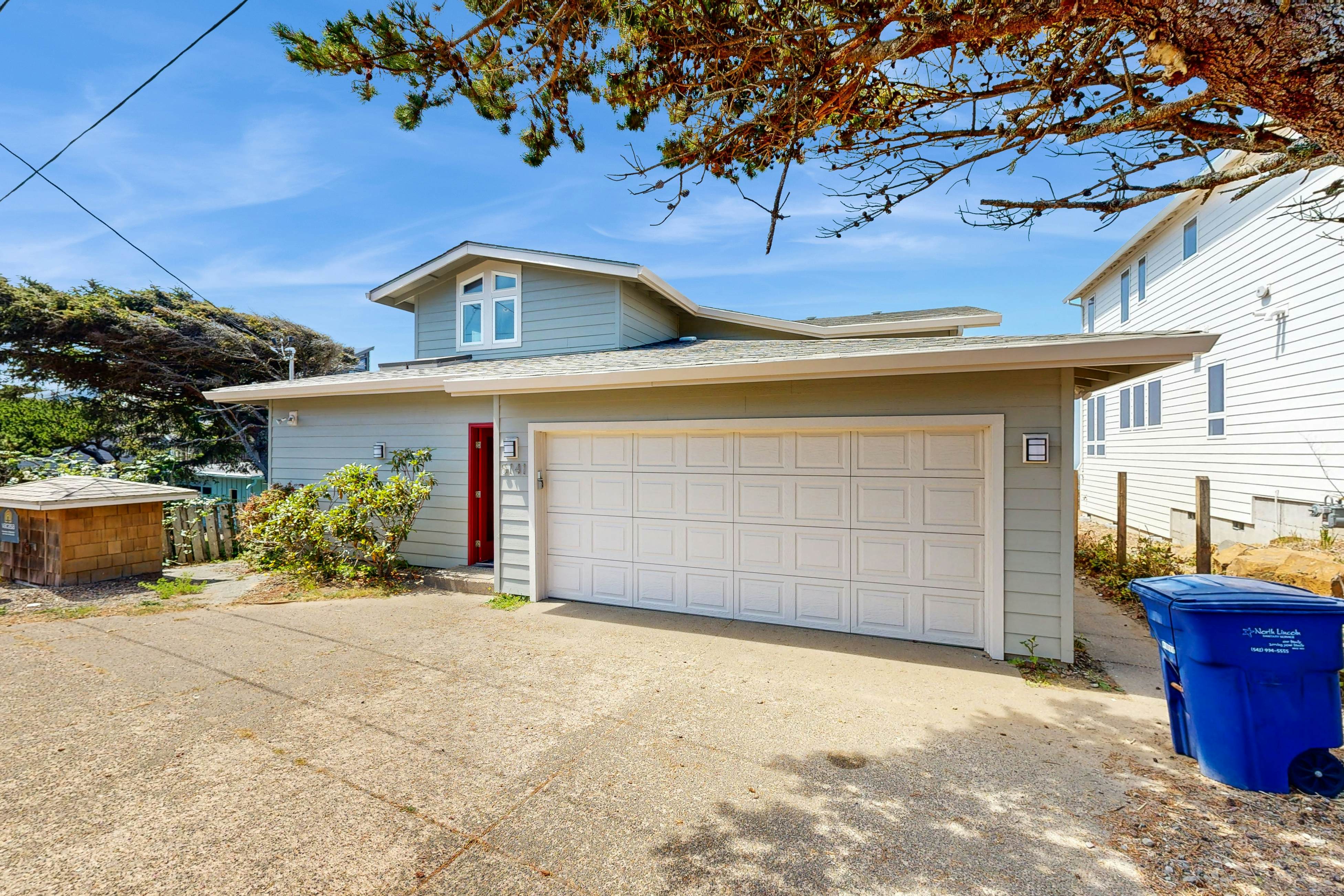 Oceanfront house with private hot tub & amazing ocean views