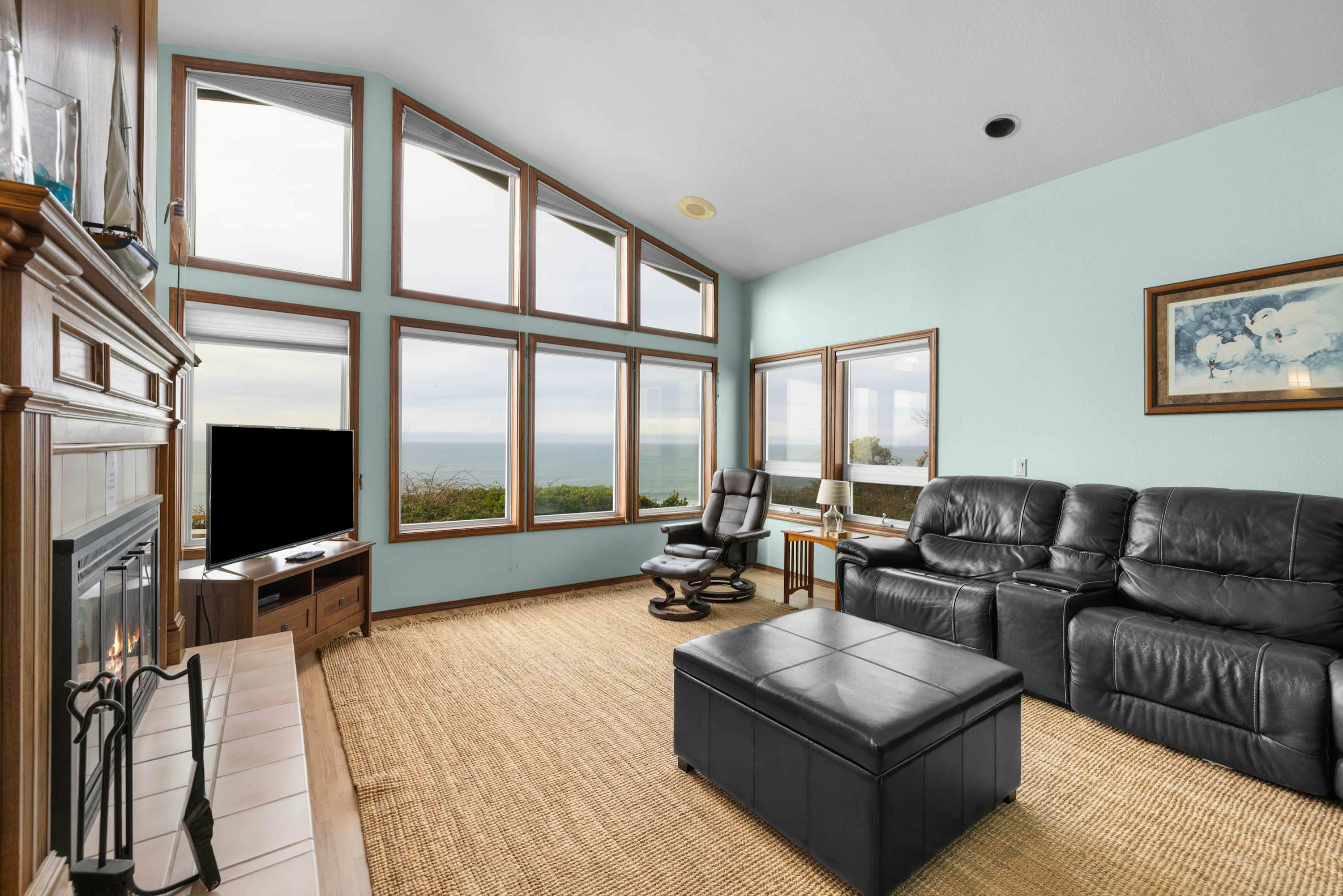 Oceanfront house with private hot tub and amazing ocean views