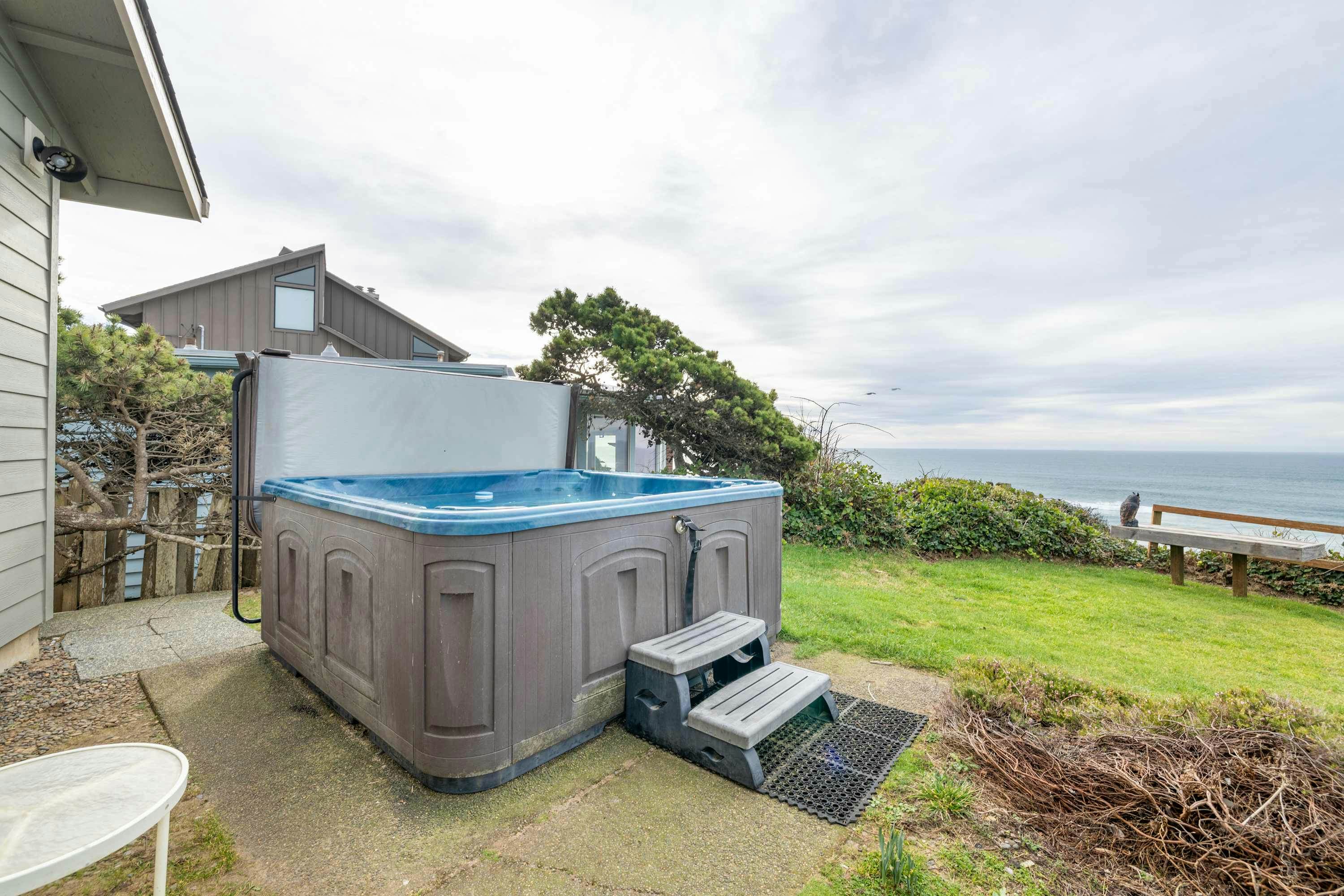 Oceanfront house with private hot tub and amazing ocean views