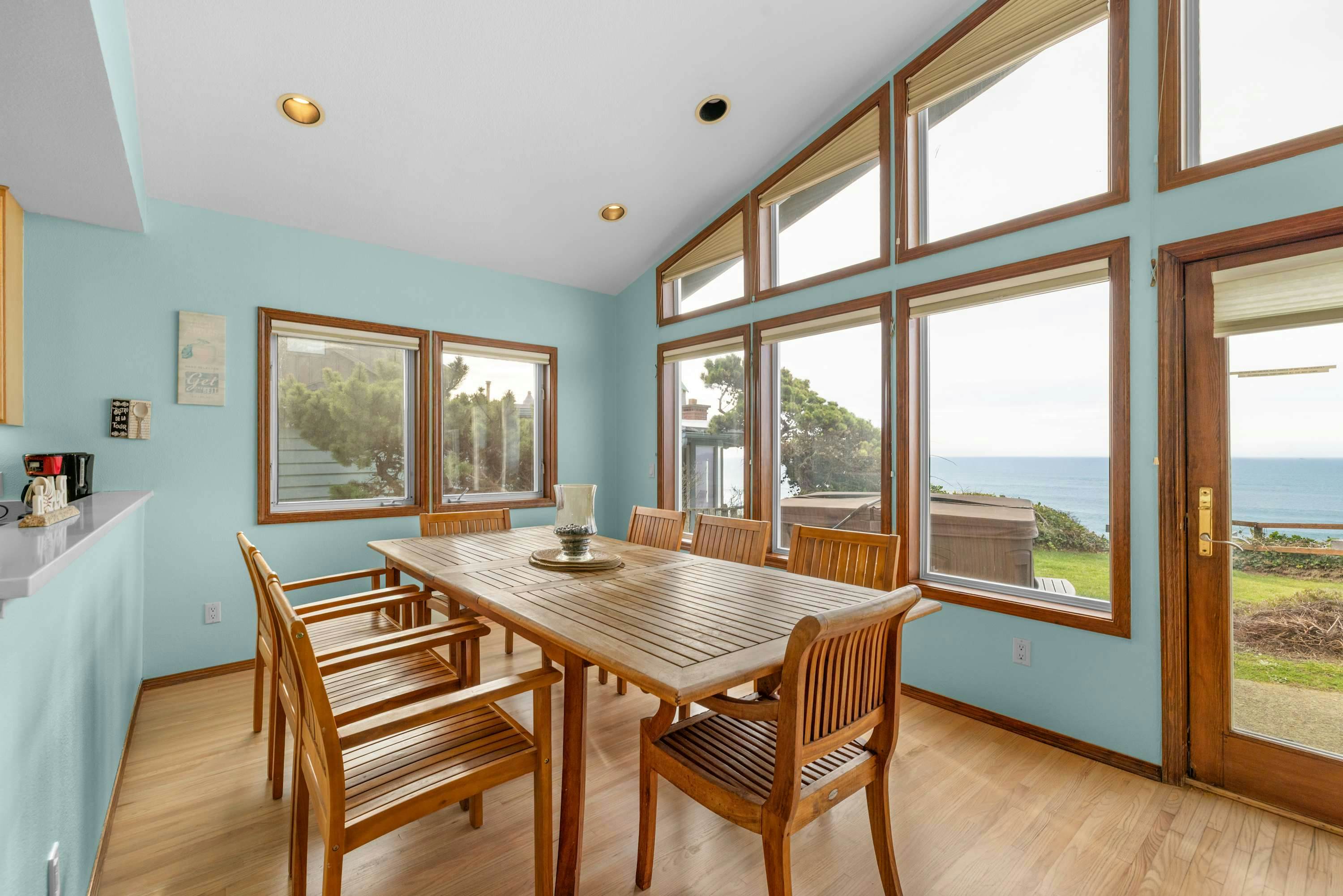 Oceanfront house with private hot tub and amazing ocean views