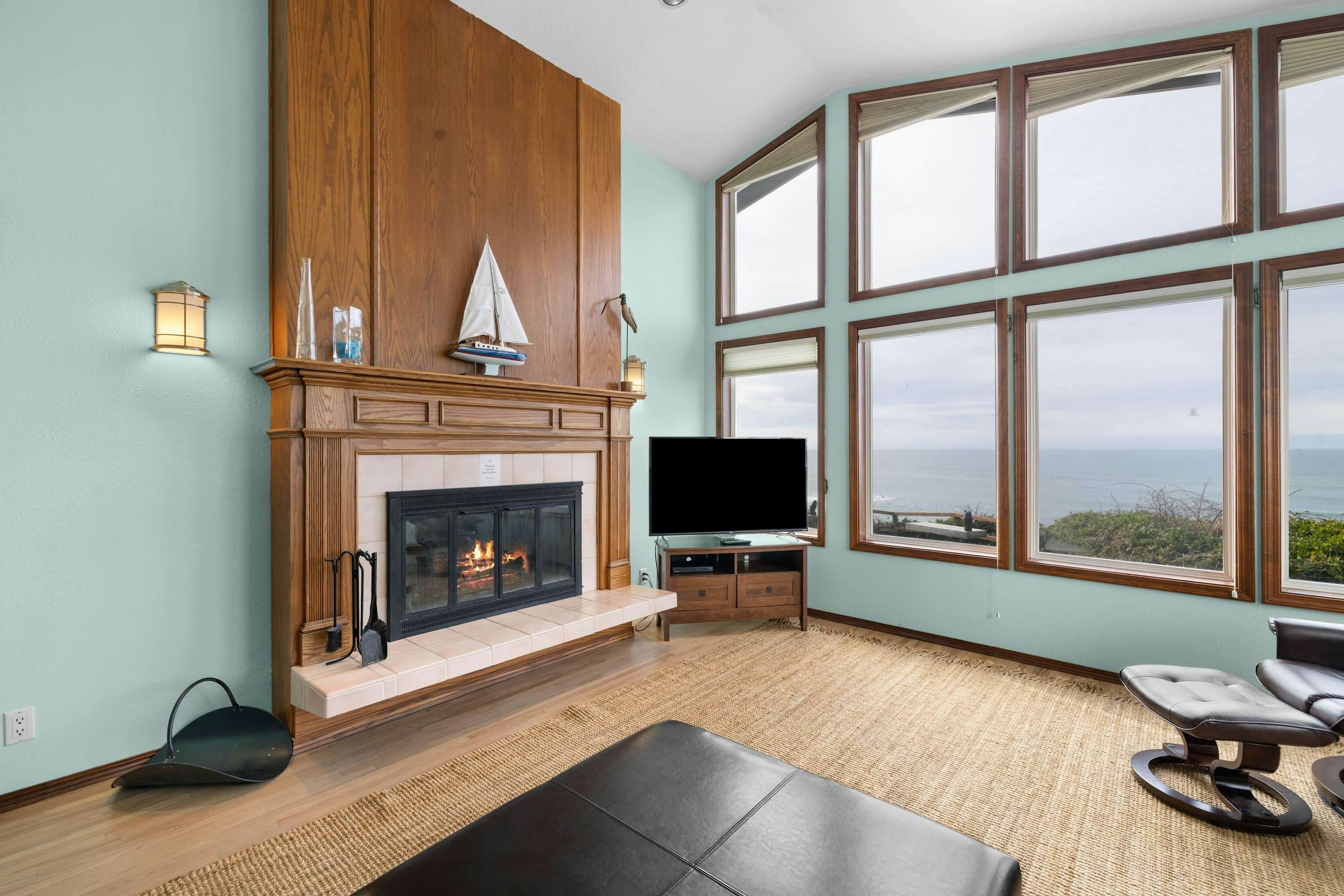 Oceanfront house with private hot tub and amazing ocean views