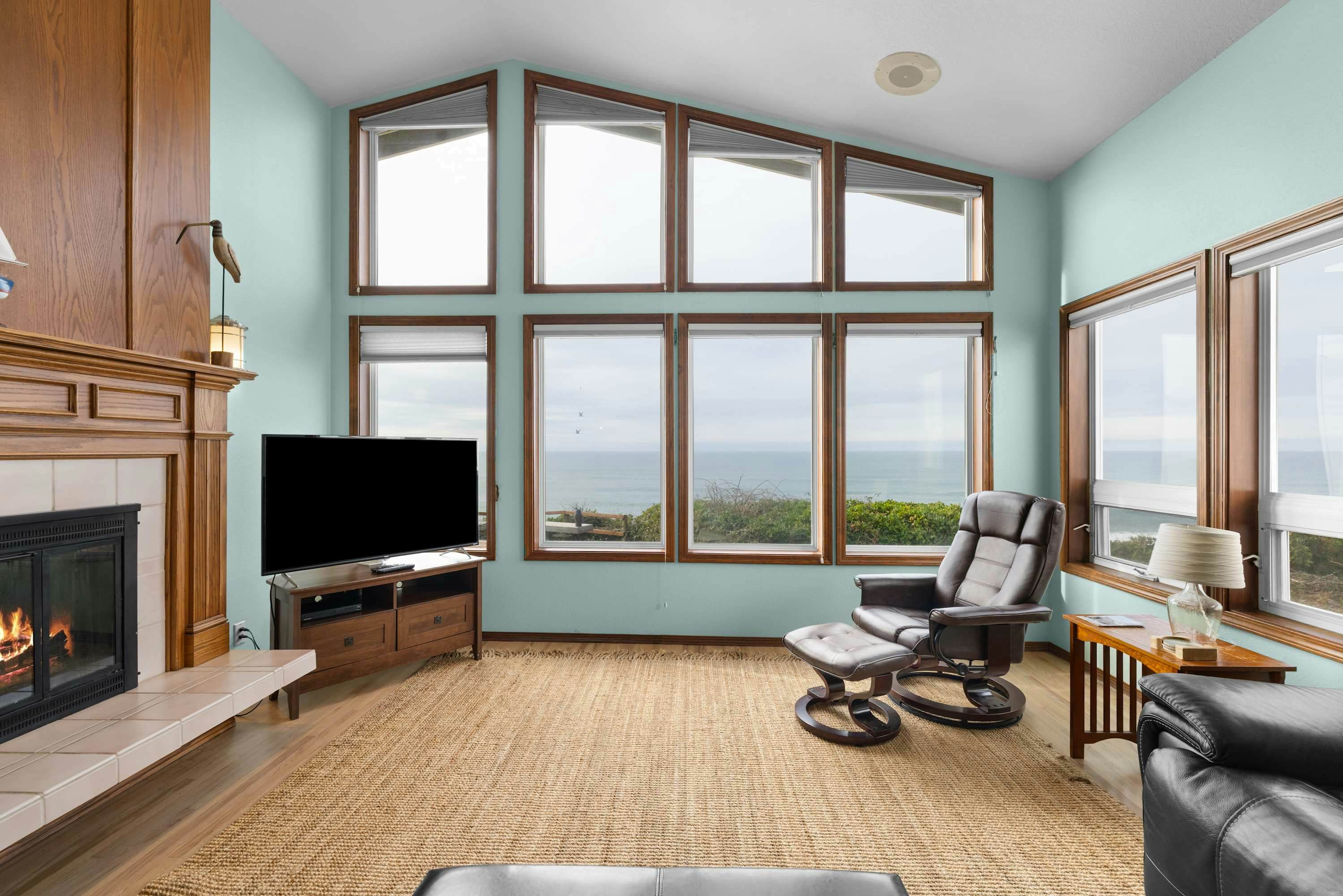 Oceanfront house with private hot tub and amazing ocean views