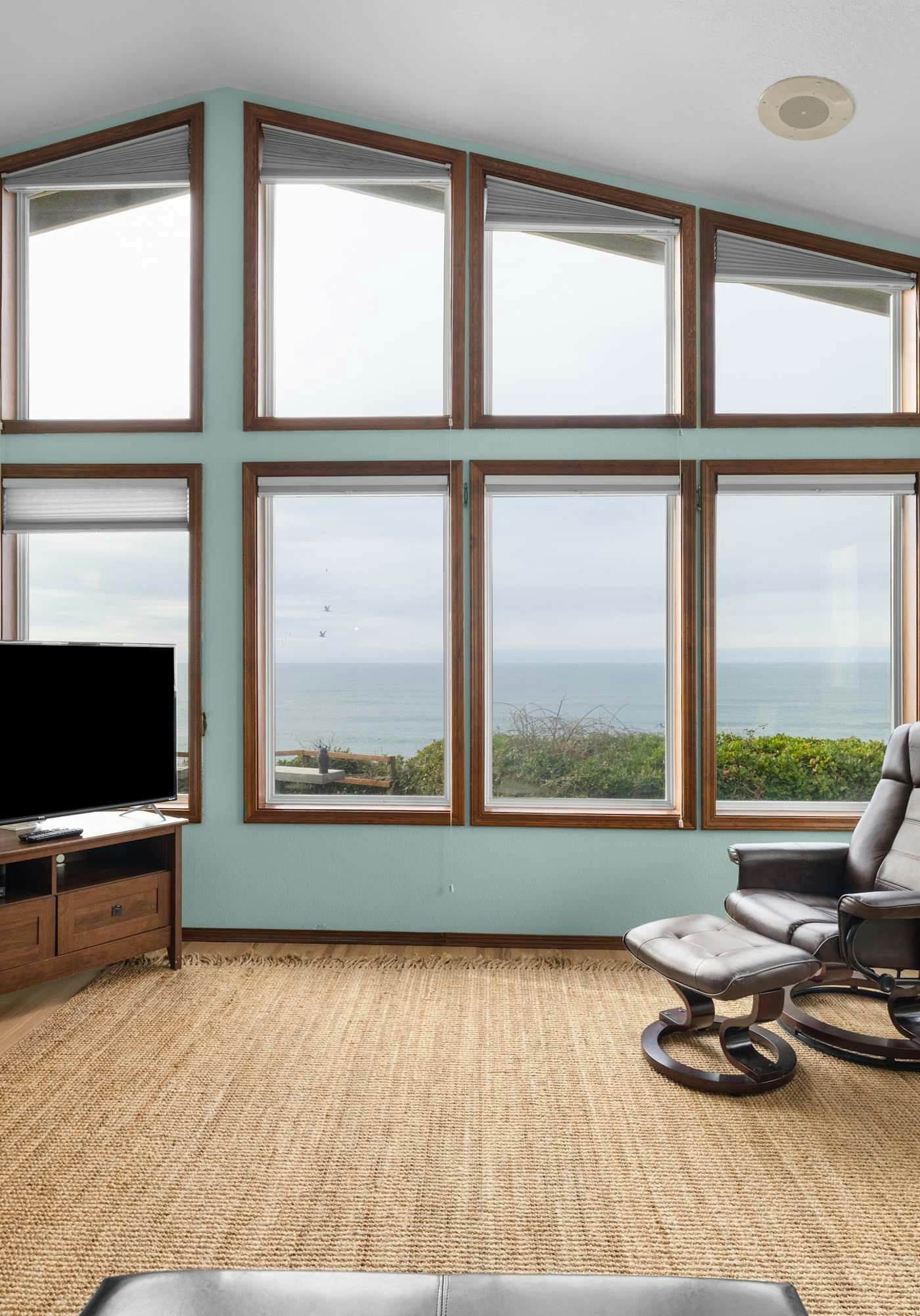 Oceanfront house with private hot tub and amazing ocean views