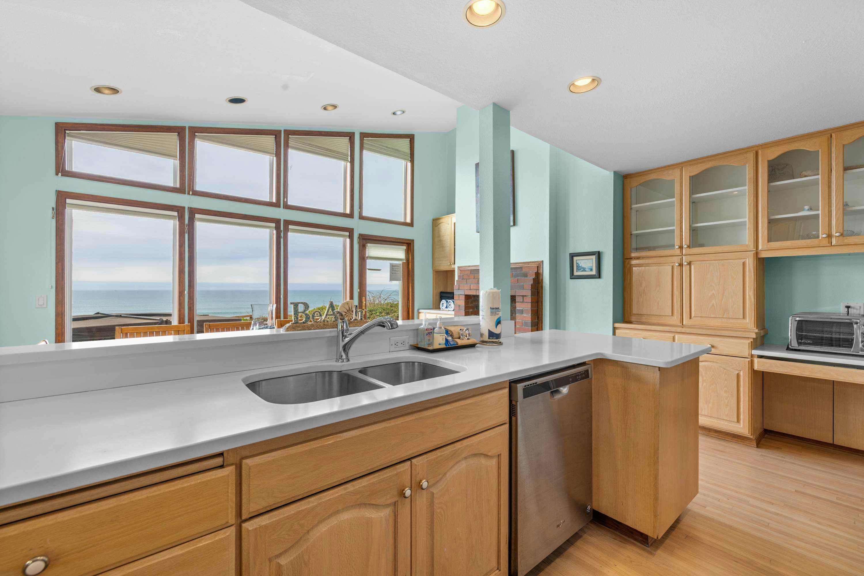 Oceanfront house with private hot tub and amazing ocean views