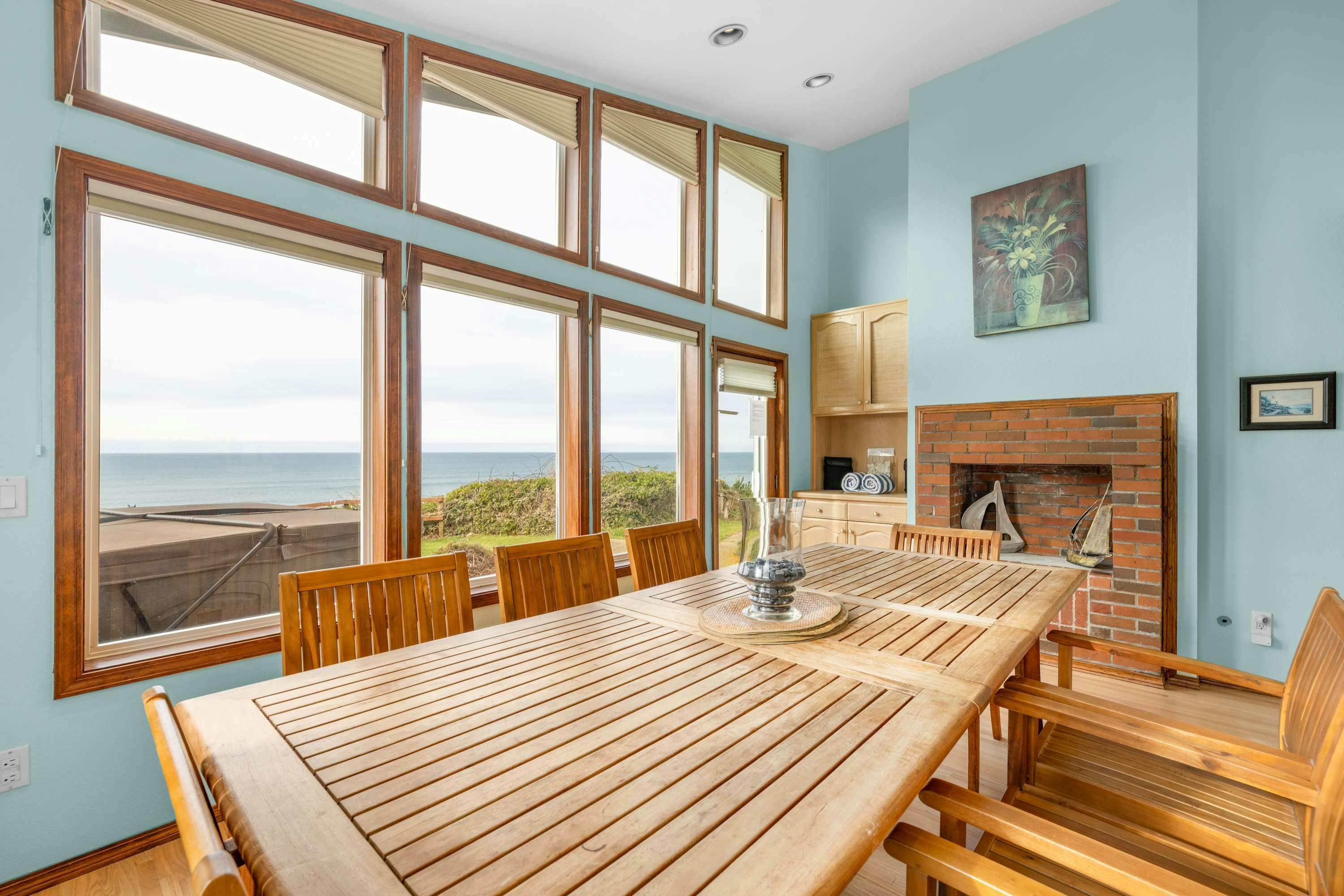 Oceanfront house with private hot tub and amazing ocean views