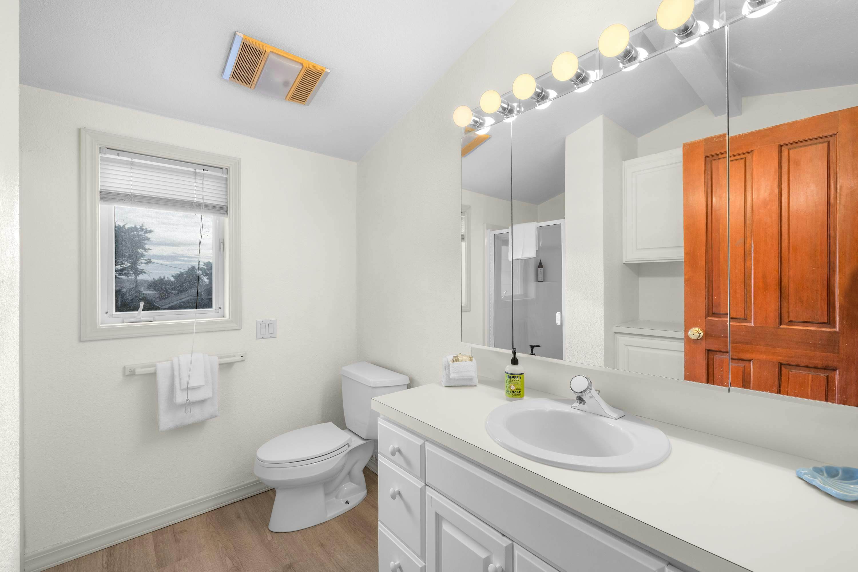 Oceanfront house with private hot tub and amazing ocean views