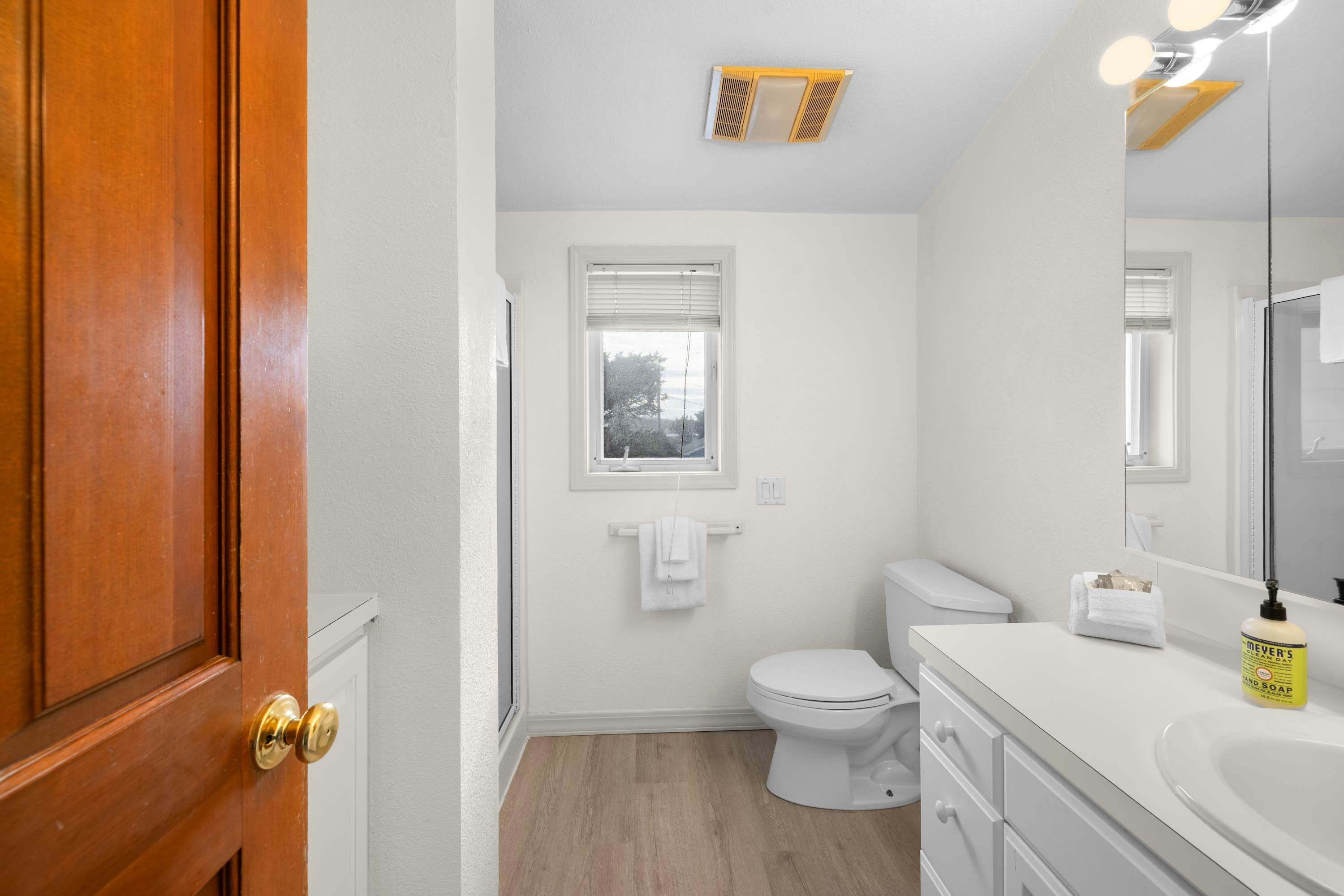 Oceanfront house with private hot tub and amazing ocean views