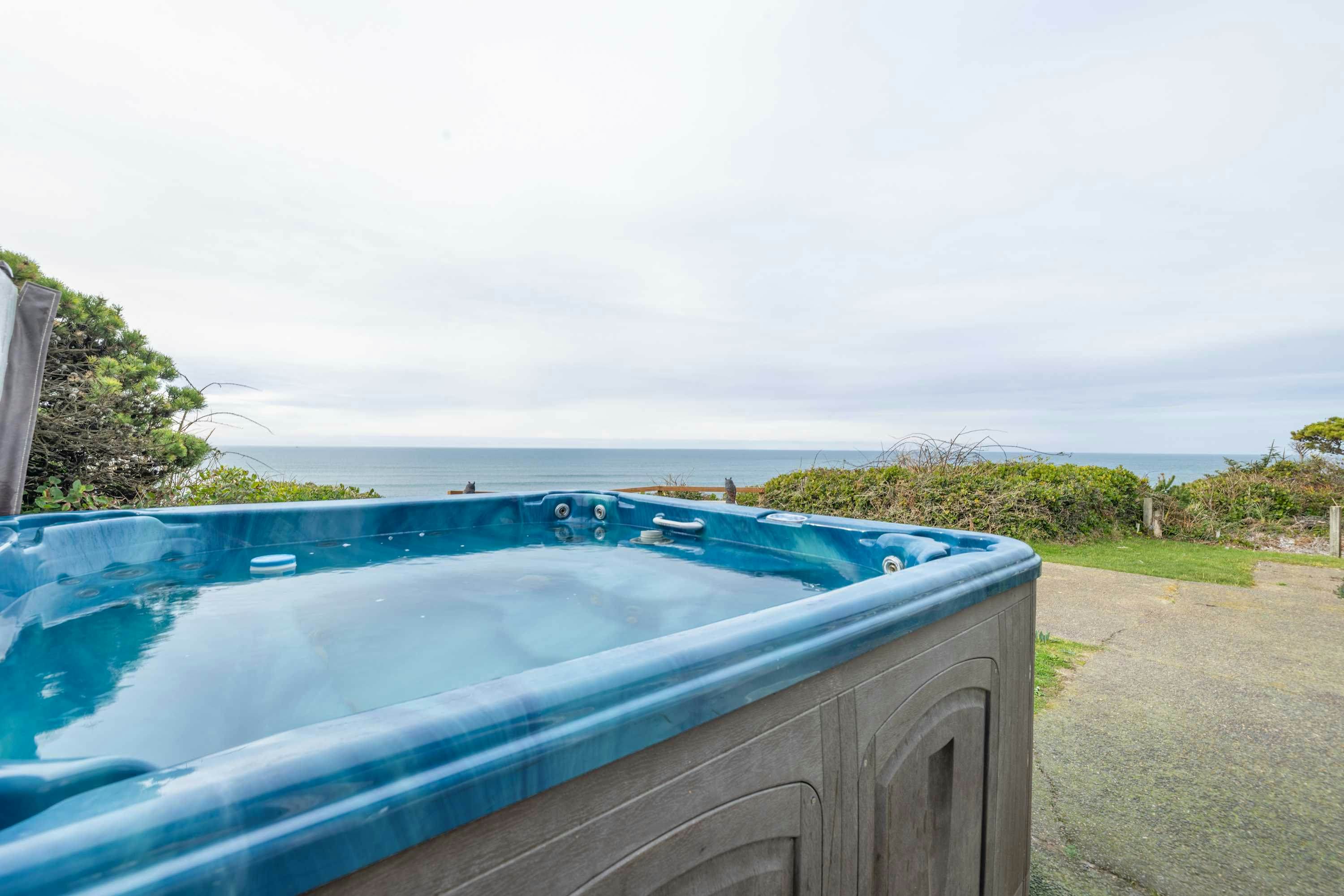 Oceanfront house with private hot tub and amazing ocean views