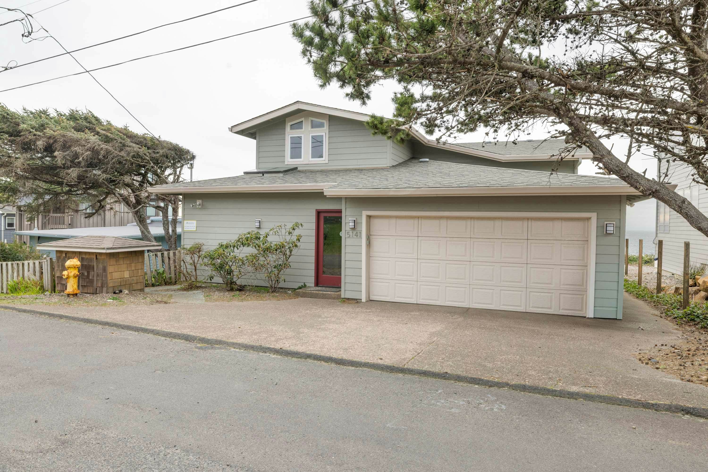 Oceanfront house with private hot tub and amazing ocean views