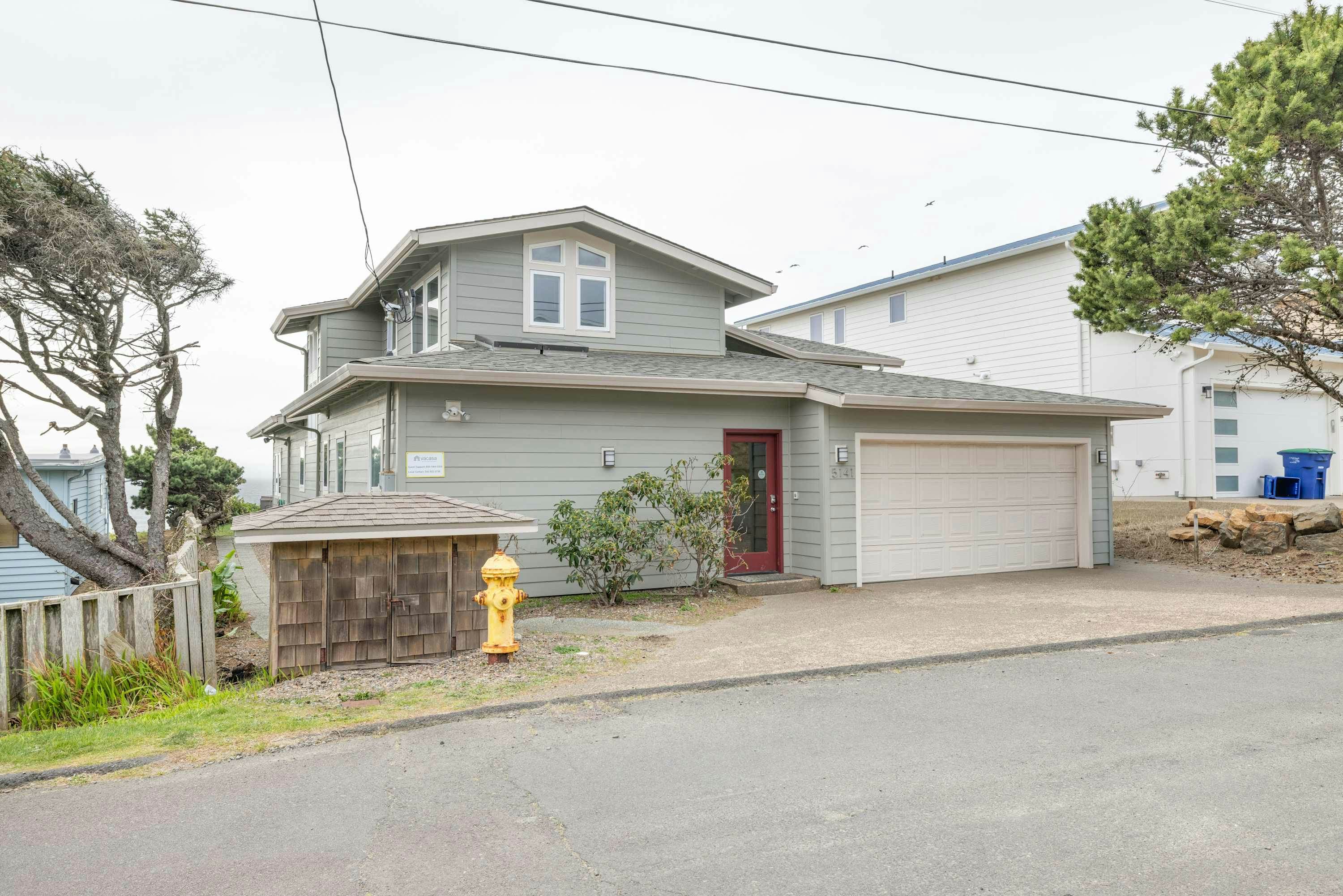 Oceanfront house with private hot tub and amazing ocean views