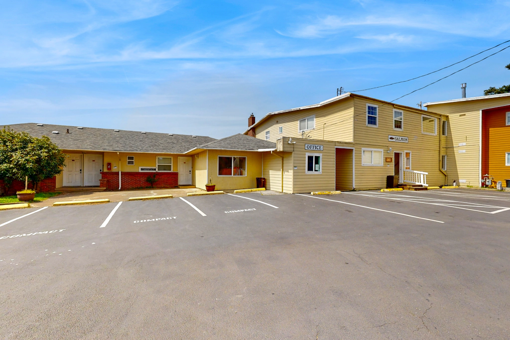 Oceanview Condo Dog Friendly Close to Beach and Everthing in Town