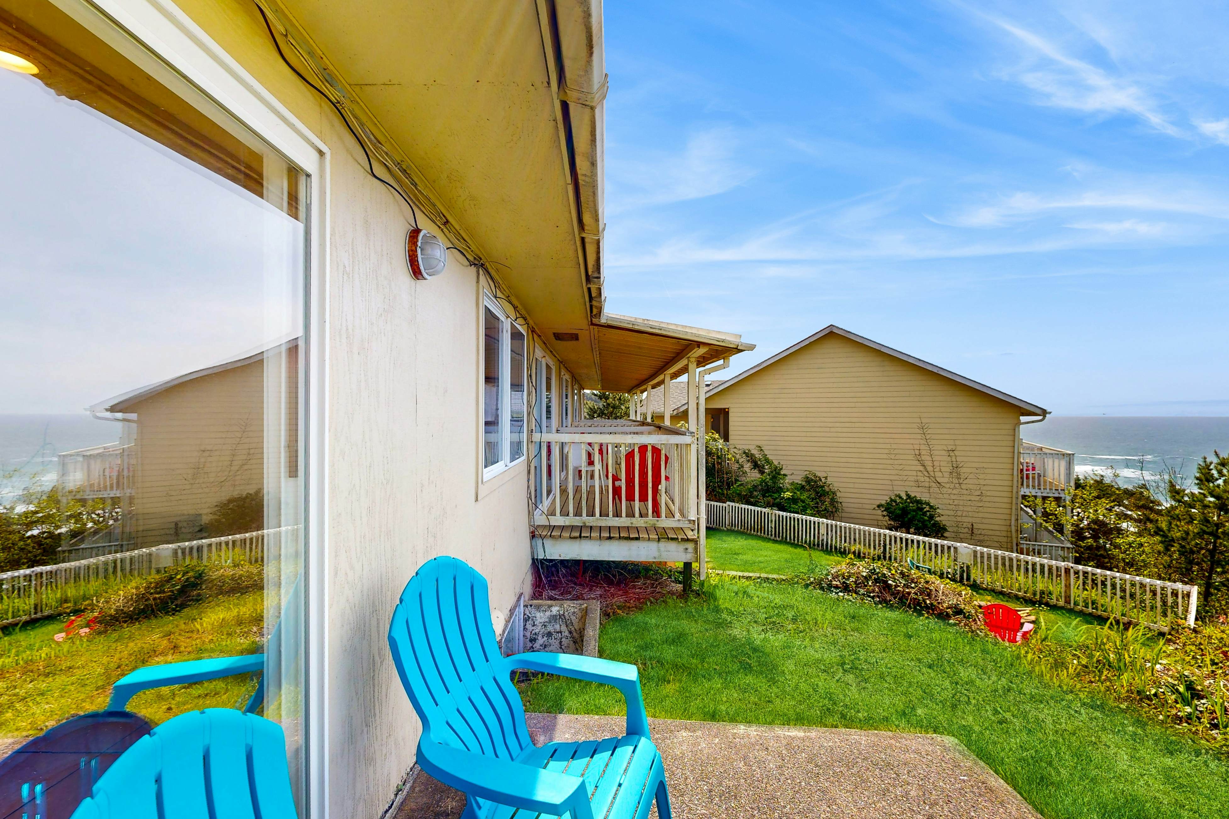 Oceanview Condo, Dog Friendly, Close to Beach & Everthing in Town