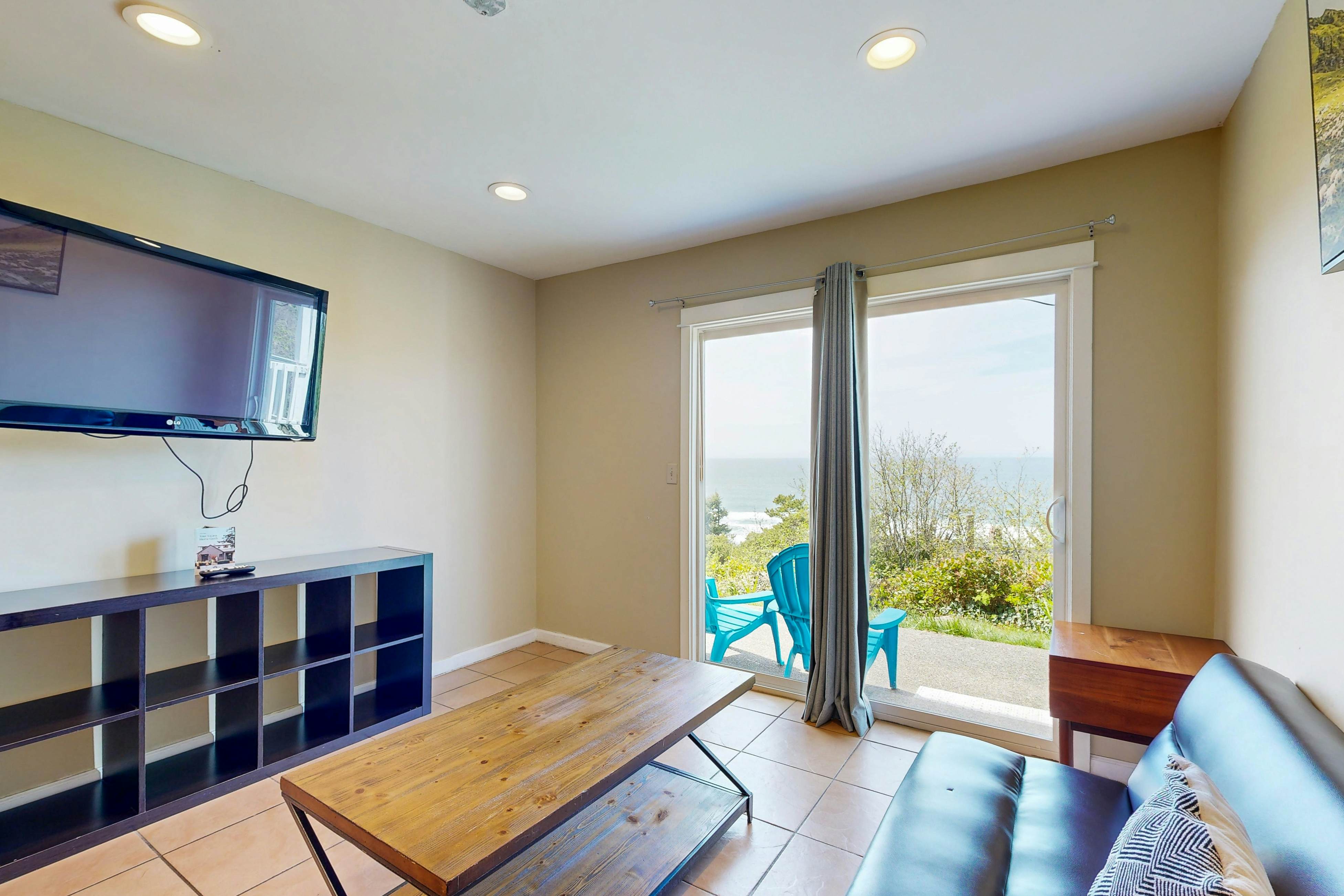 Oceanview Condo, Dog Friendly, Close to Beach & Everthing in Town