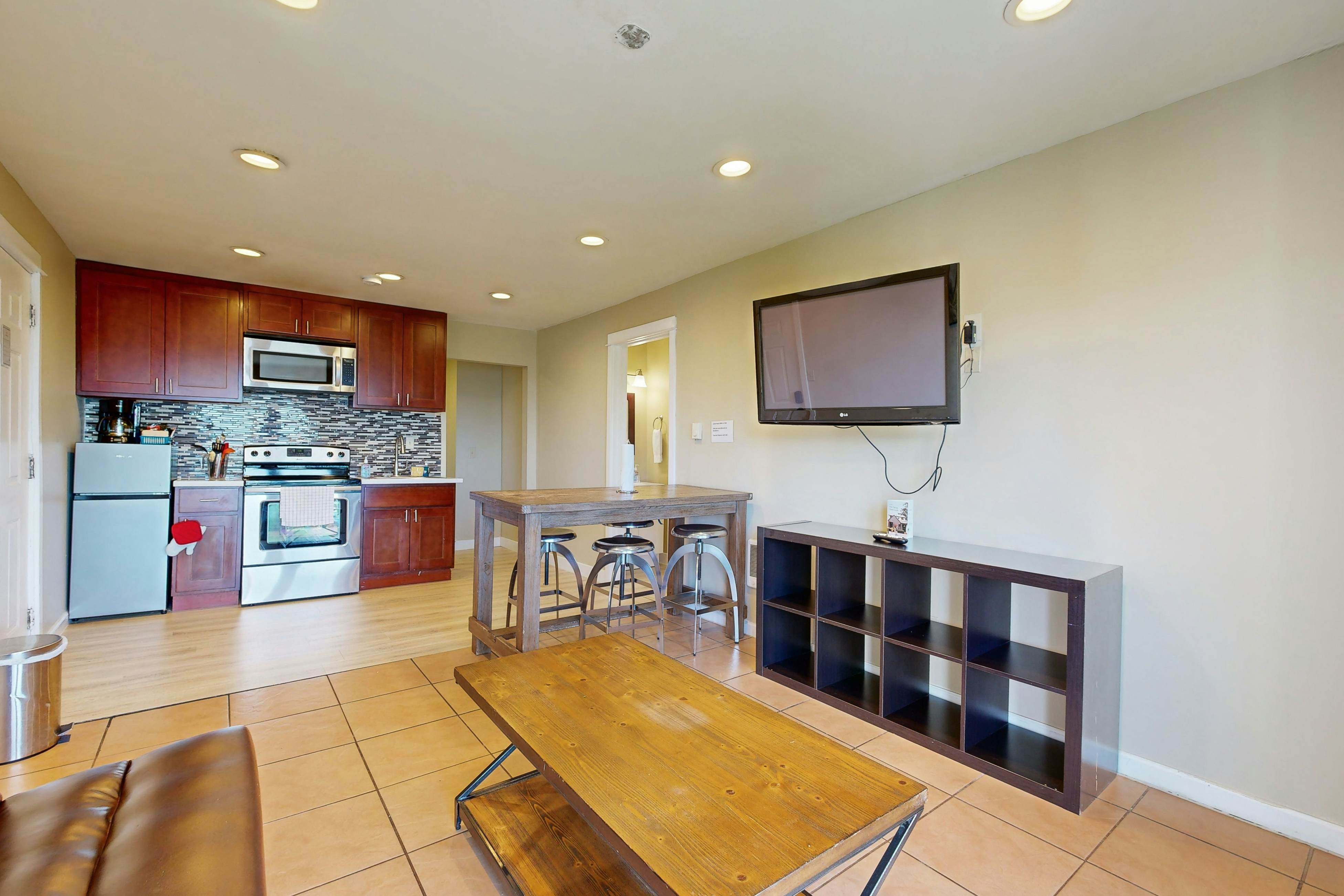 Oceanview Condo, Dog Friendly, Close to Beach & Everthing in Town