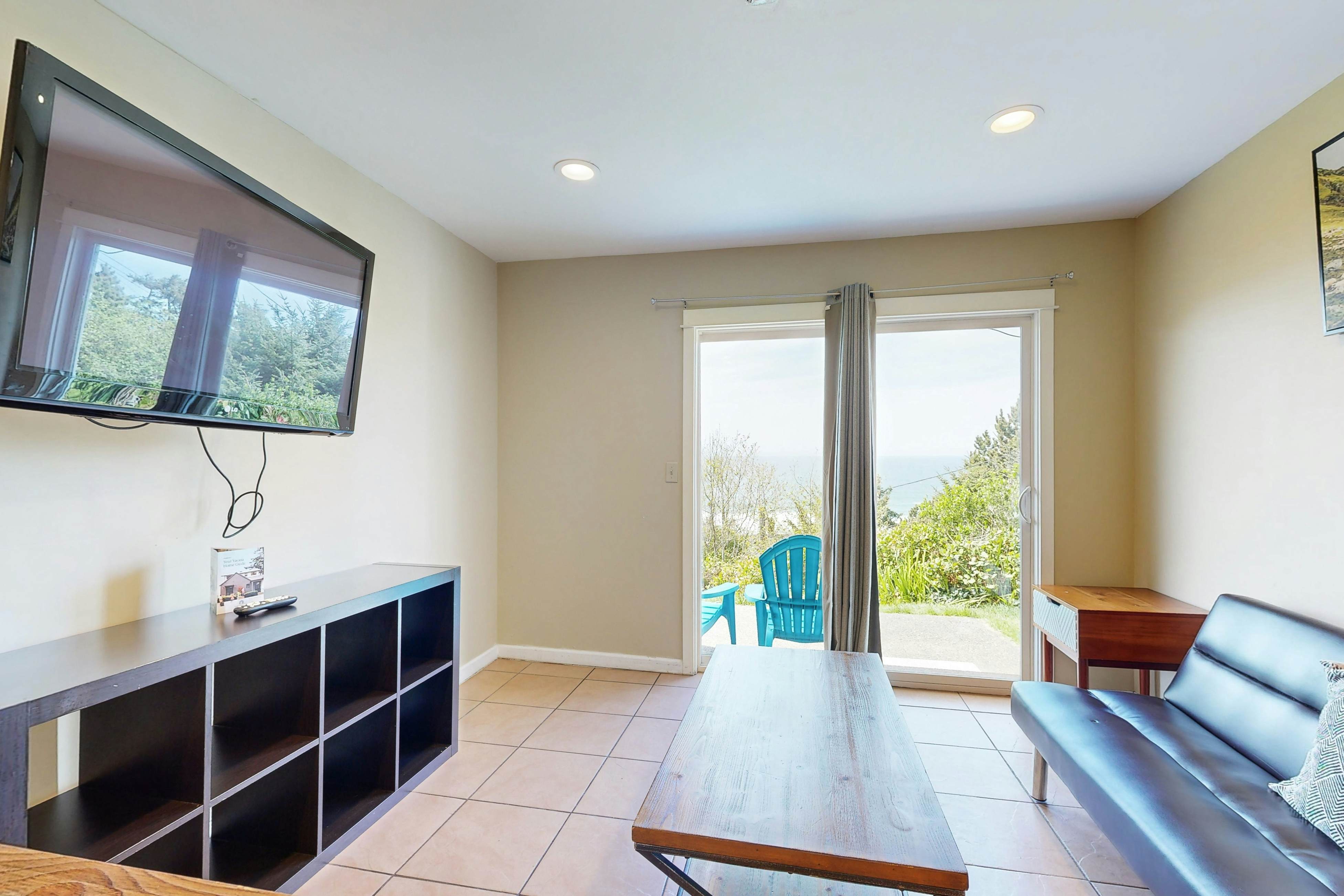 Oceanview Condo, Dog Friendly, Close to Beach & Everthing in Town