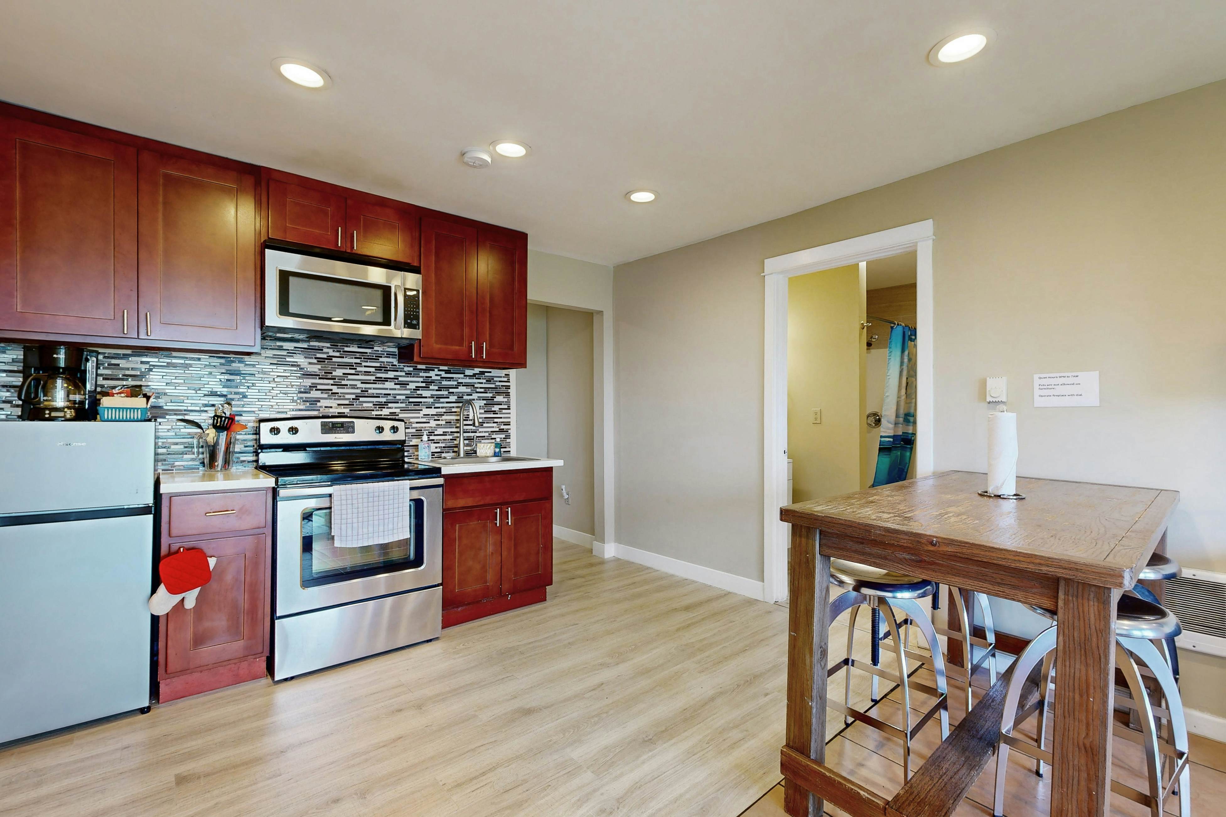 Oceanview Condo, Dog Friendly, Close to Beach & Everthing in Town