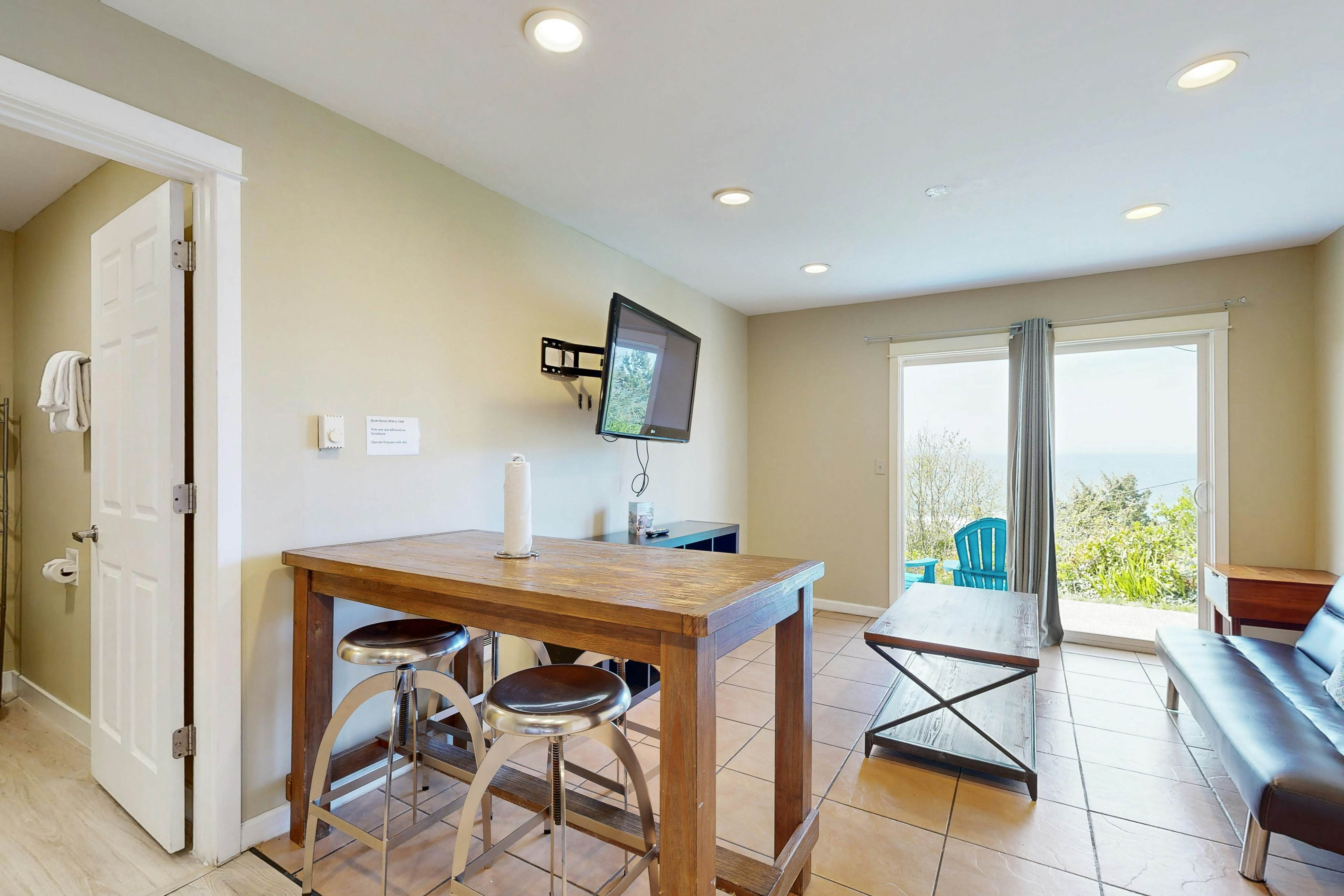 Oceanview Condo, Dog Friendly, Close to Beach & Everthing in Town