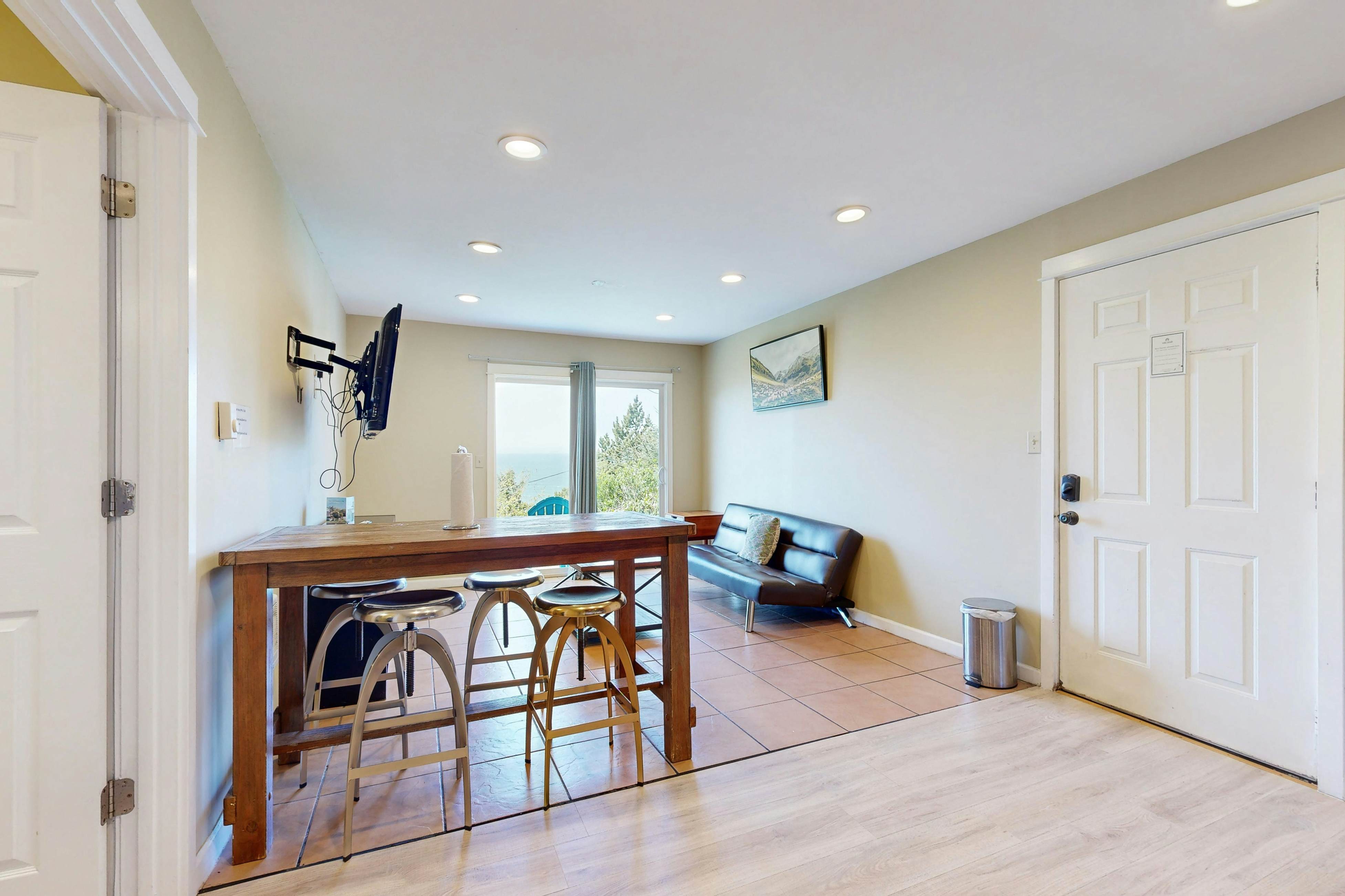 Oceanview Condo, Dog Friendly, Close to Beach & Everthing in Town