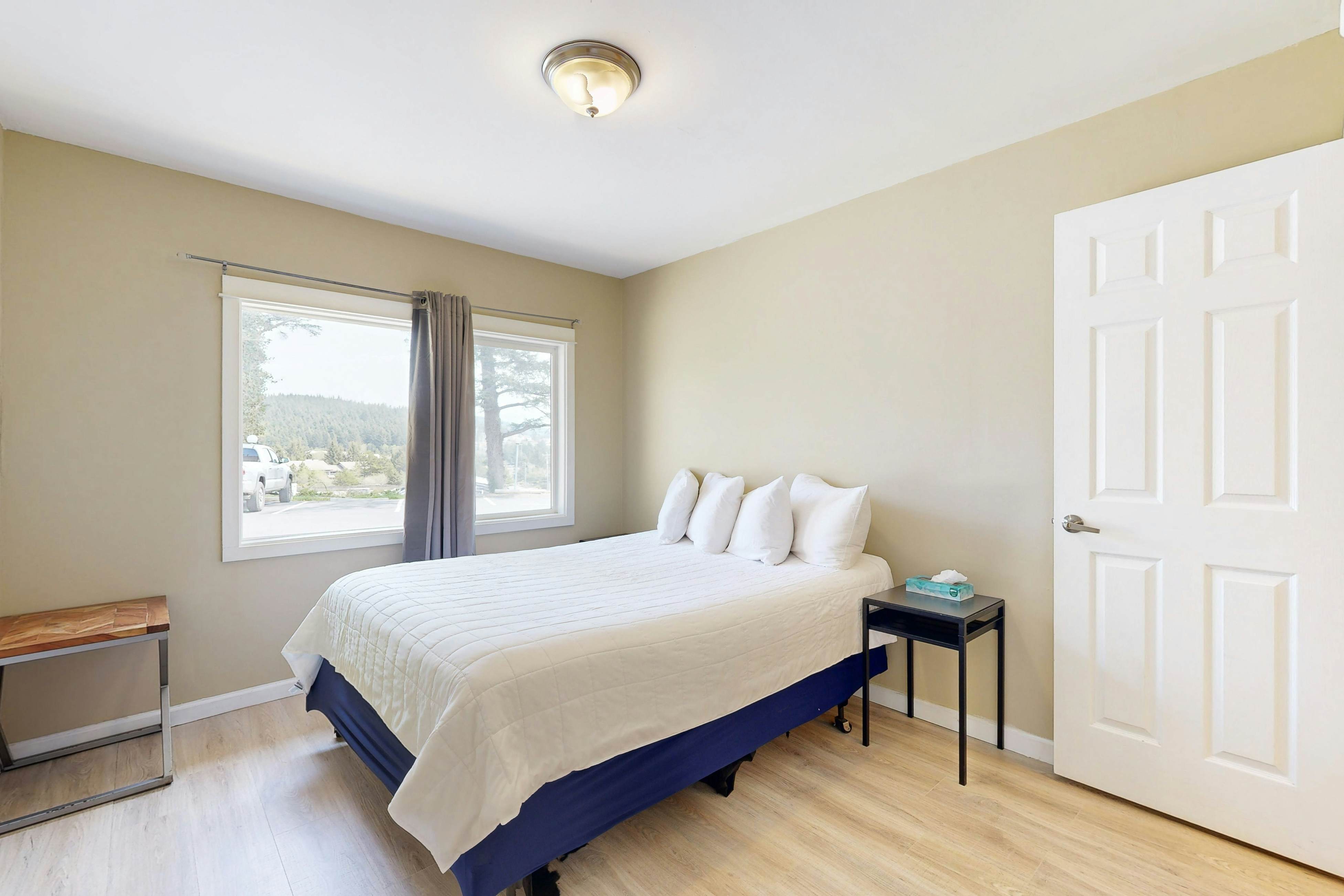 Oceanview Condo, Dog Friendly, Close to Beach & Everthing in Town