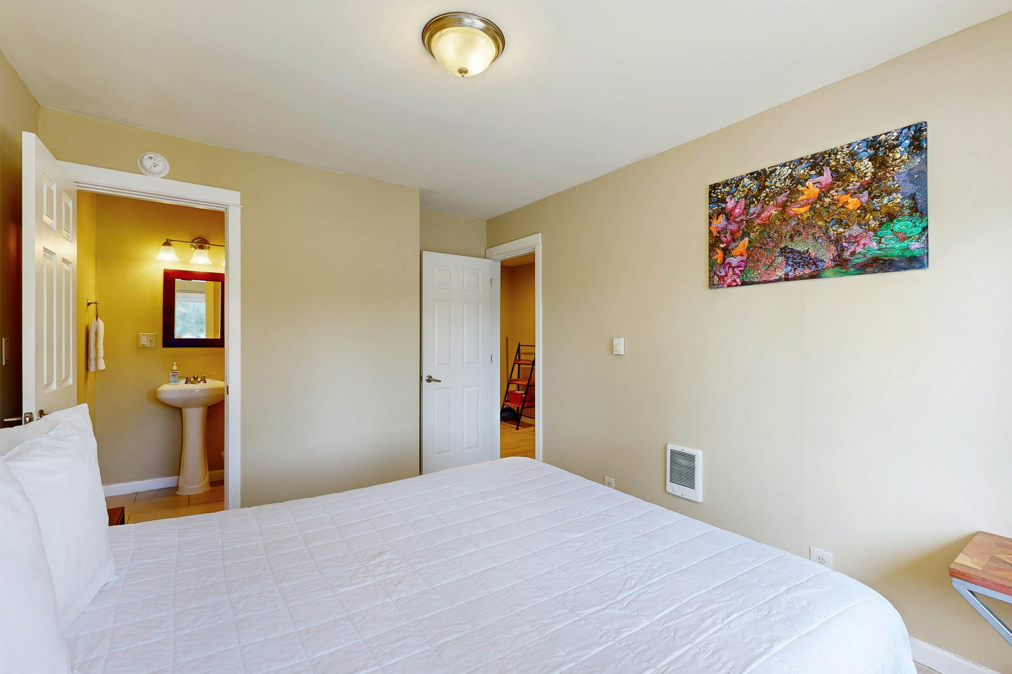 Oceanview Condo, Dog Friendly, Close to Beach & Everthing in Town