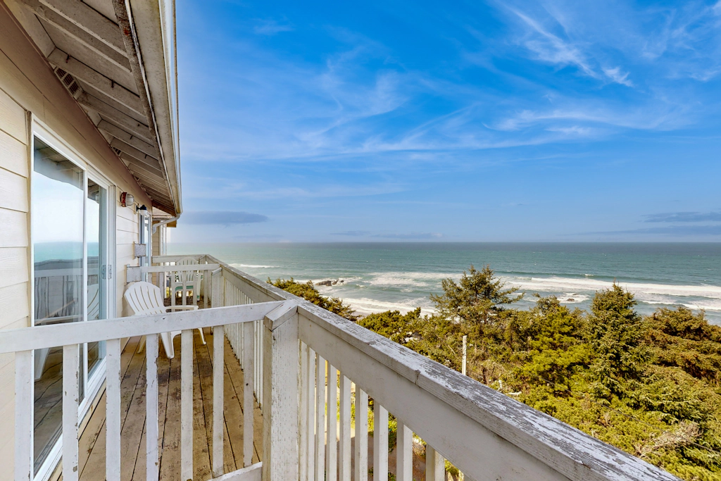 Dog Friendly Studio with Ocean Views WiFi and Nearby Beach Access