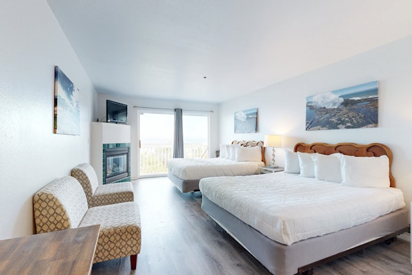 Upper Level Studio with Sweeping Ocean Views Dog Friendly