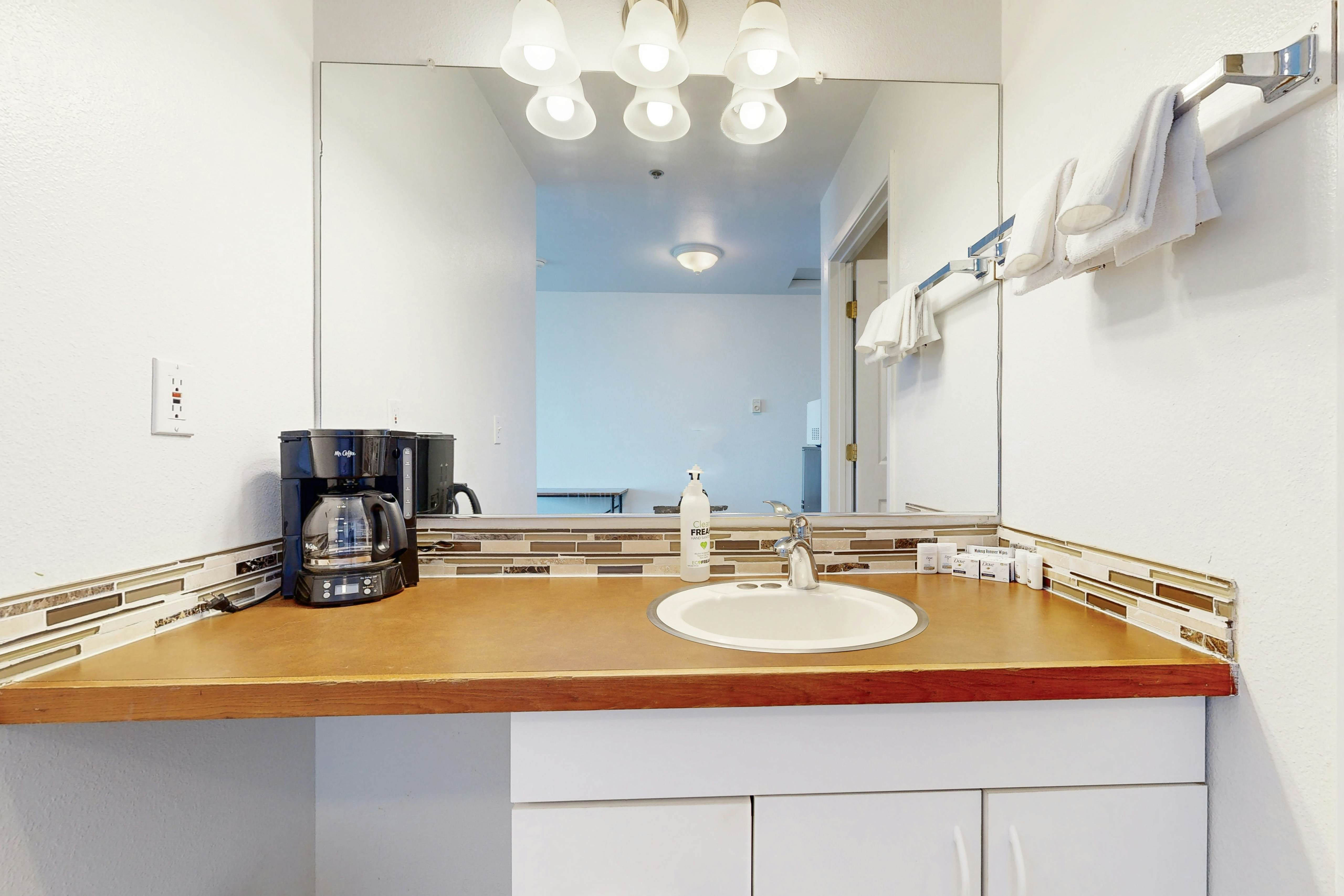 Upper-Level Studio with Sweeping Ocean Views - Dog-Friendly