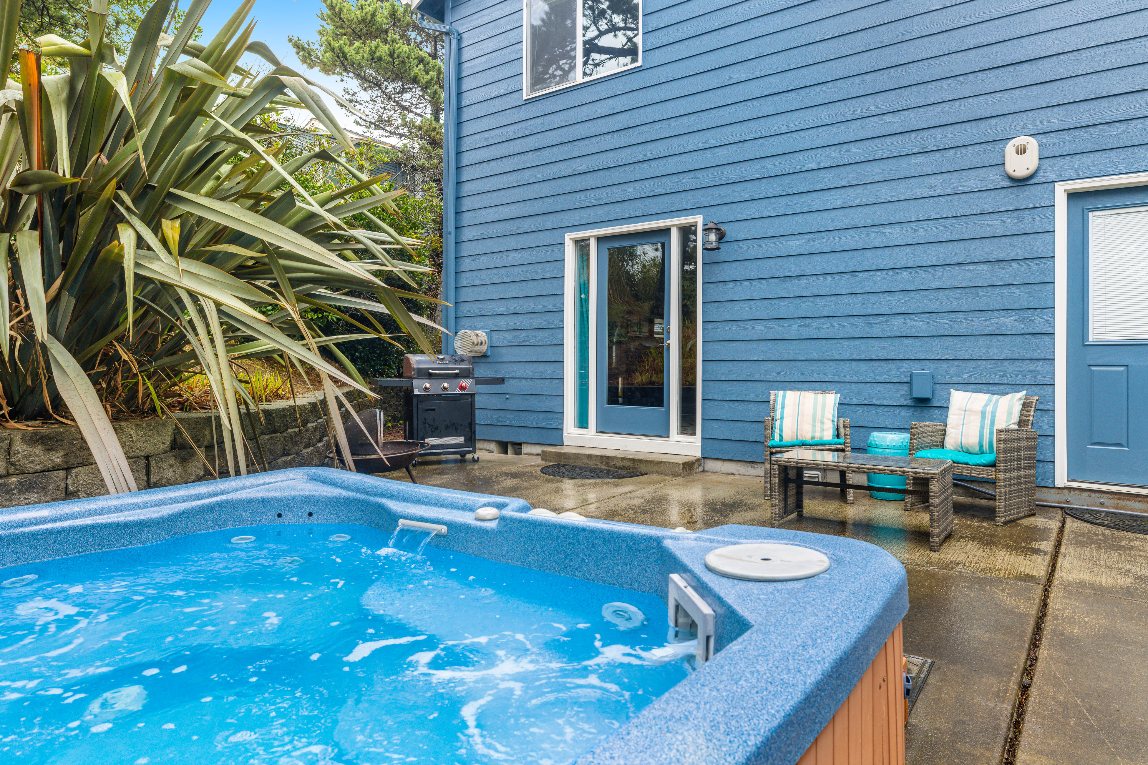 Lincoln City Beach Retreat with Hot Tub, Patio & Game Room