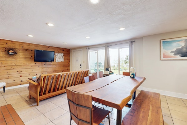 Cozy Coastal Condo with Ocean View Close to the Beach Dogs OK