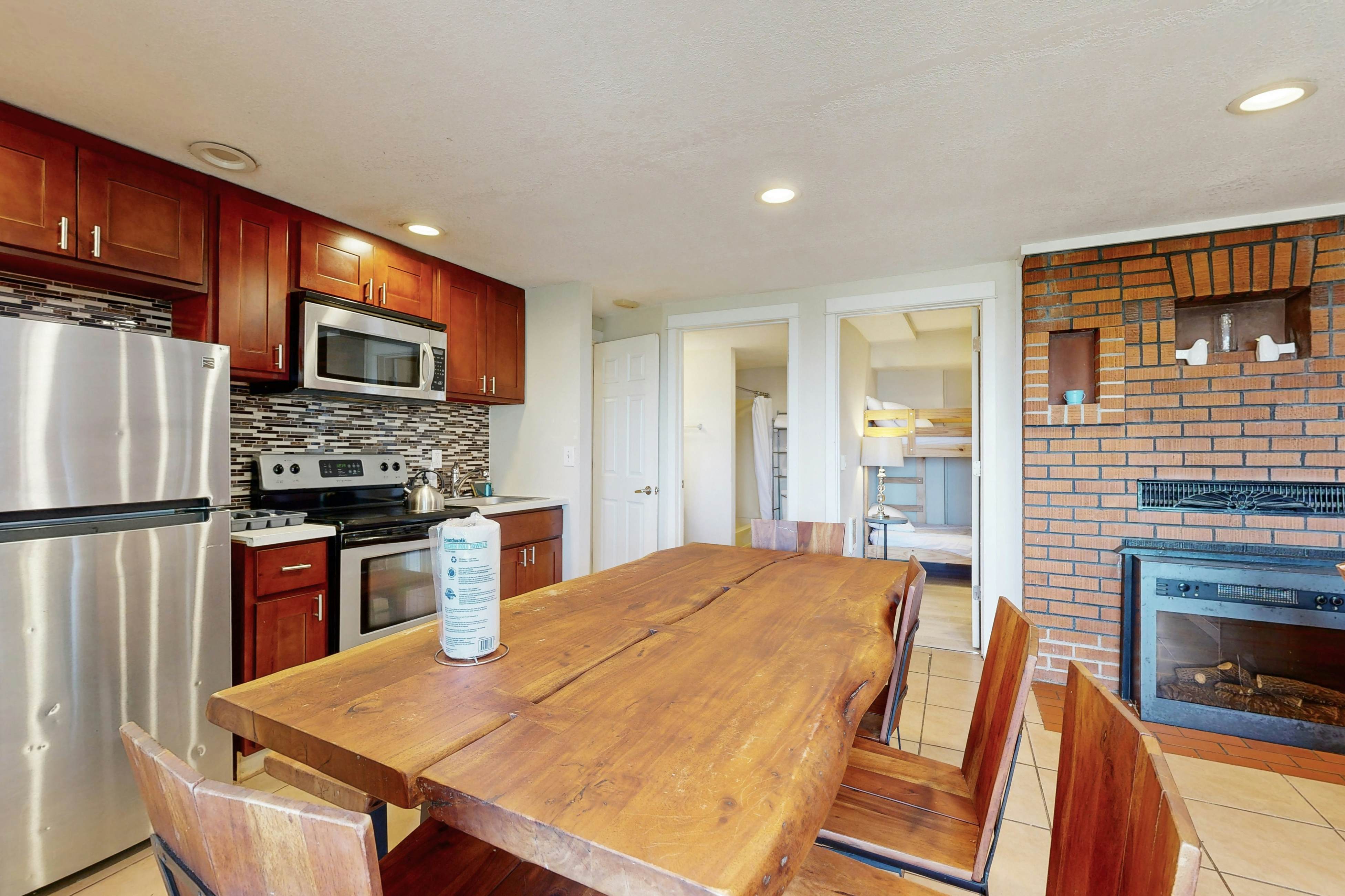 Cozy Coastal Condo with Ocean View, Close to the Beach, Dogs OK