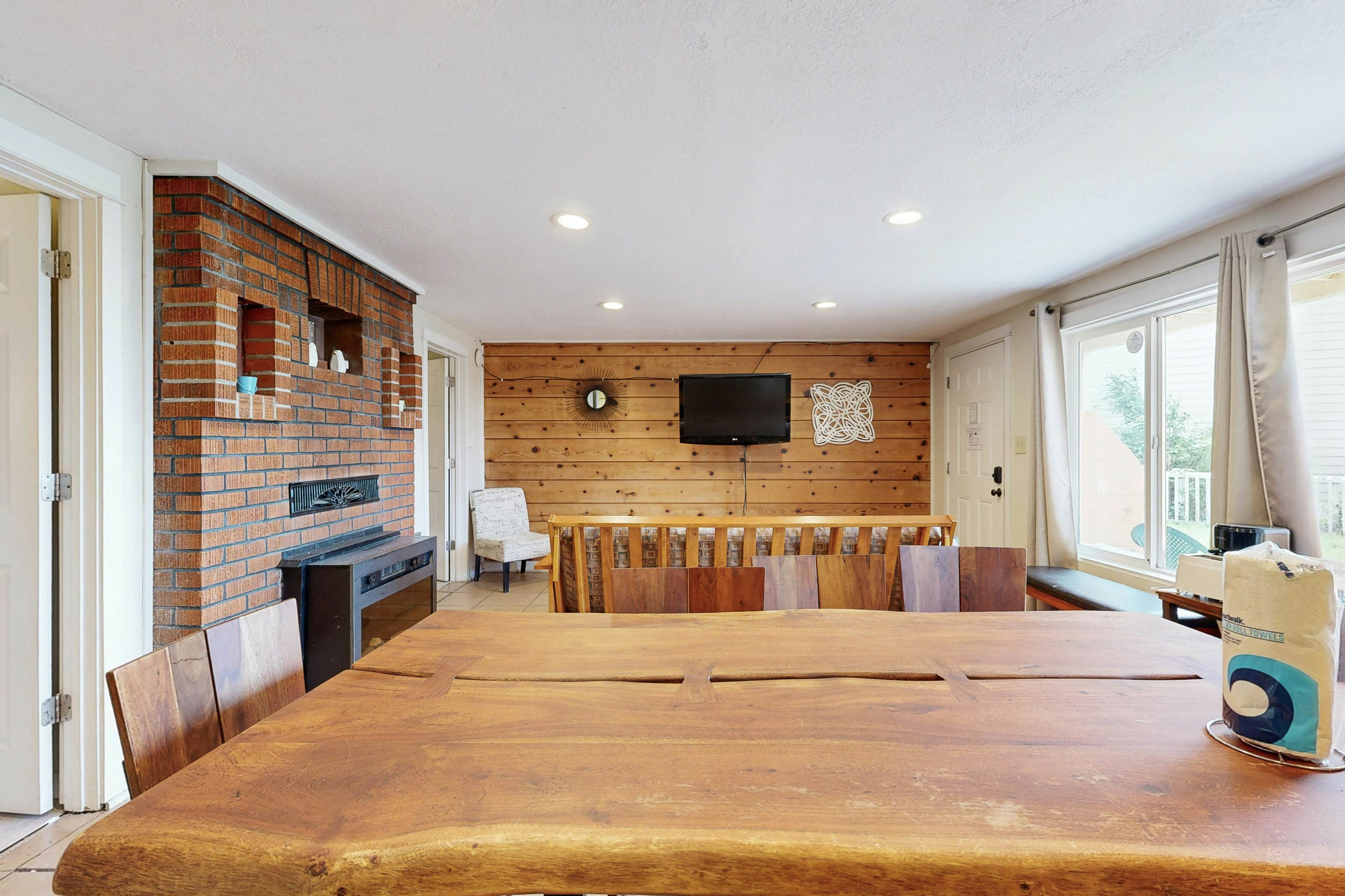 Cozy Coastal Condo with Ocean View, Close to the Beach, Dogs OK