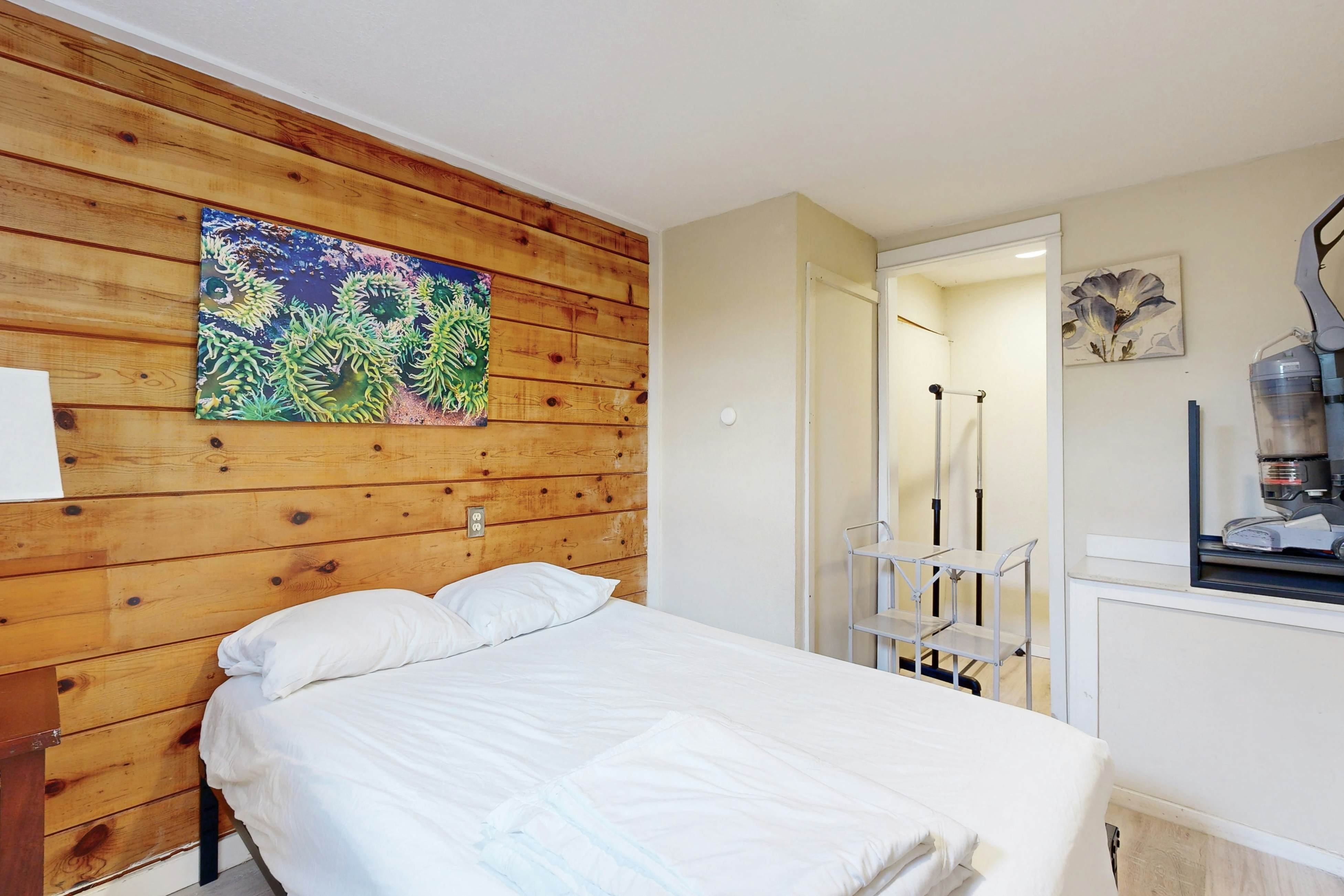 Cozy Coastal Condo with Ocean View, Close to the Beach, Dogs OK