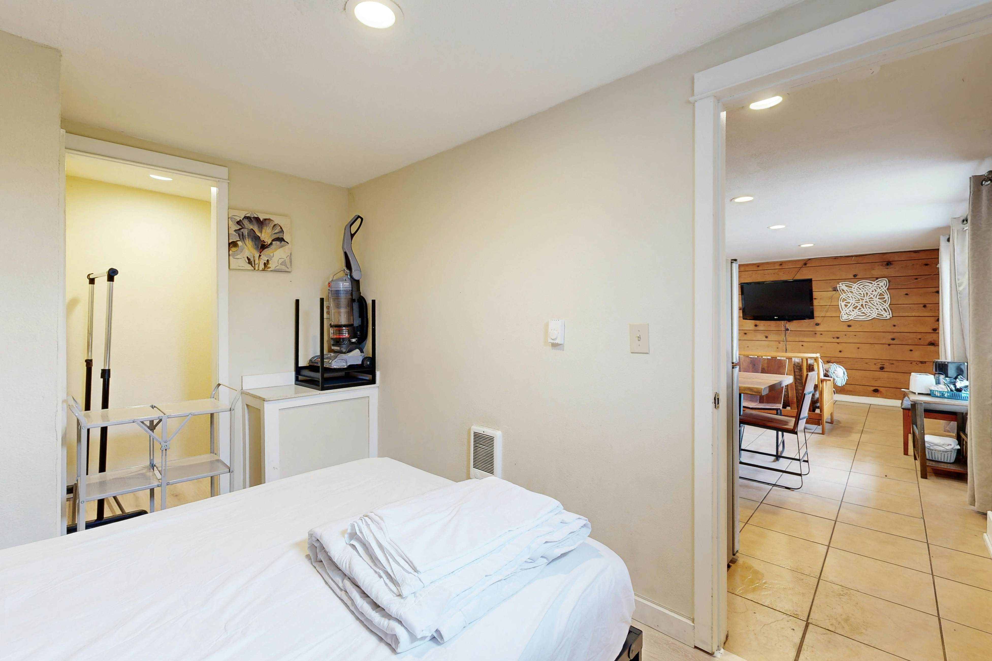 Cozy Coastal Condo with Ocean View, Close to the Beach, Dogs OK