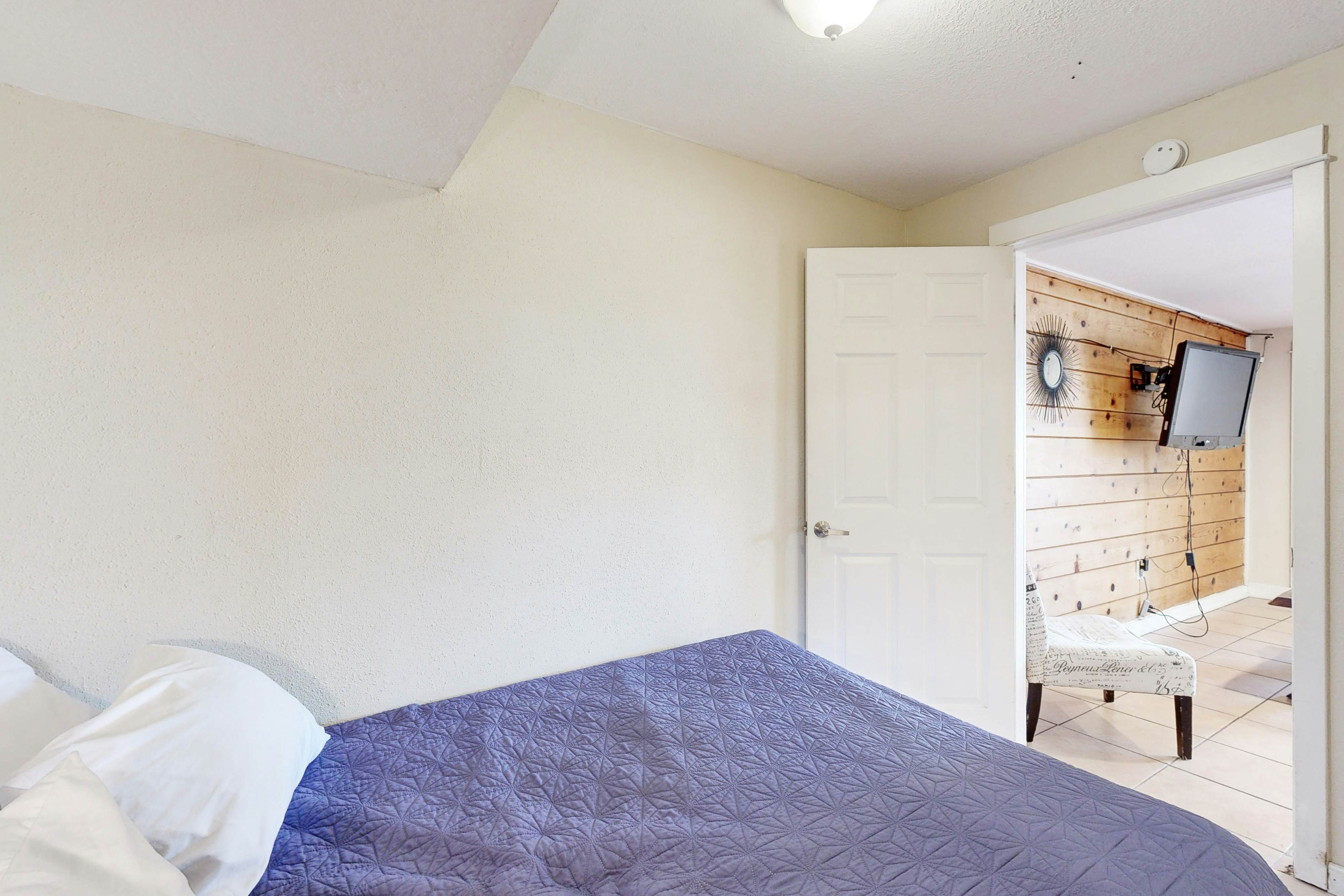 Cozy Coastal Condo with Ocean View, Close to the Beach, Dogs OK