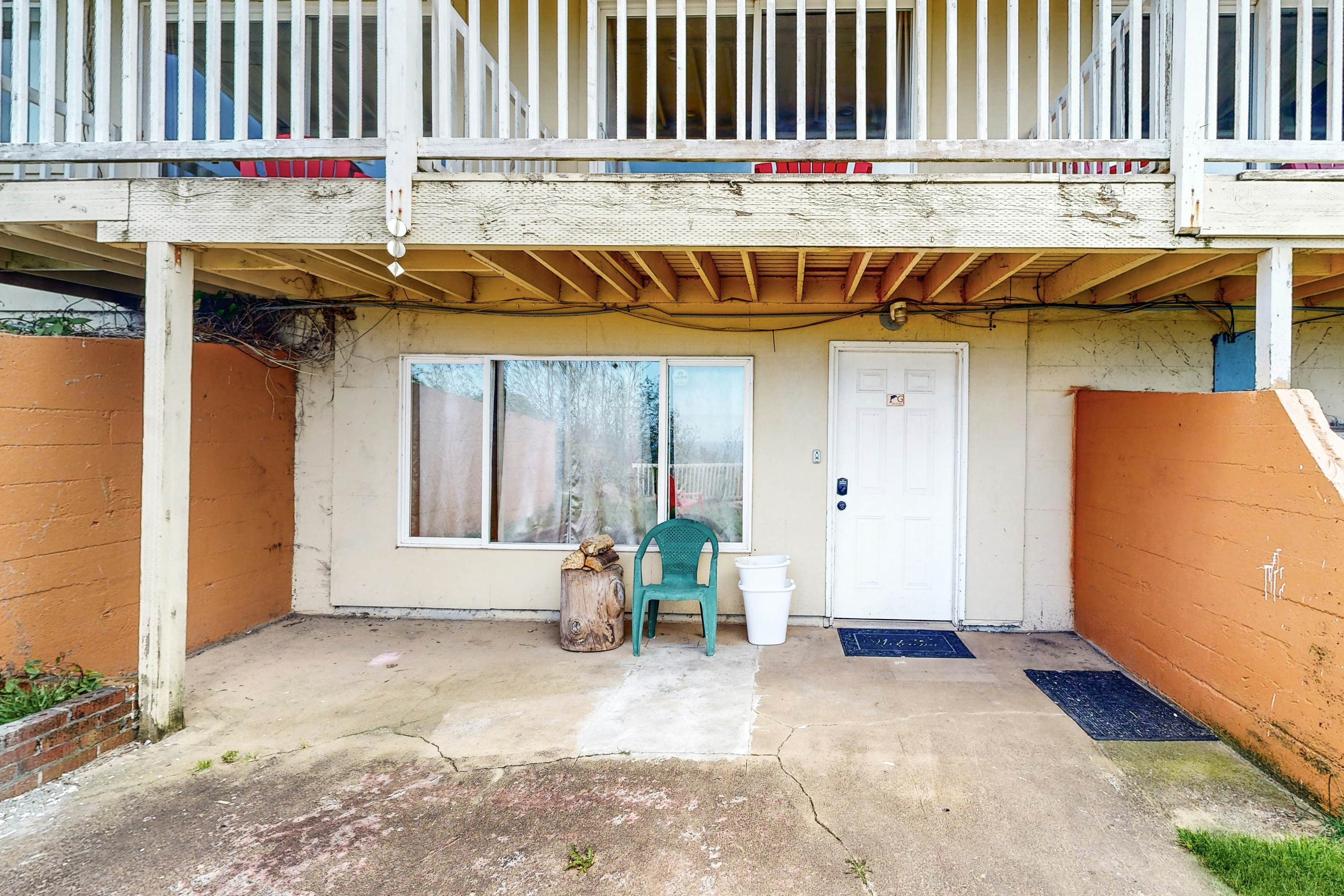 Cozy Coastal Condo with Ocean View, Close to the Beach, Dogs OK