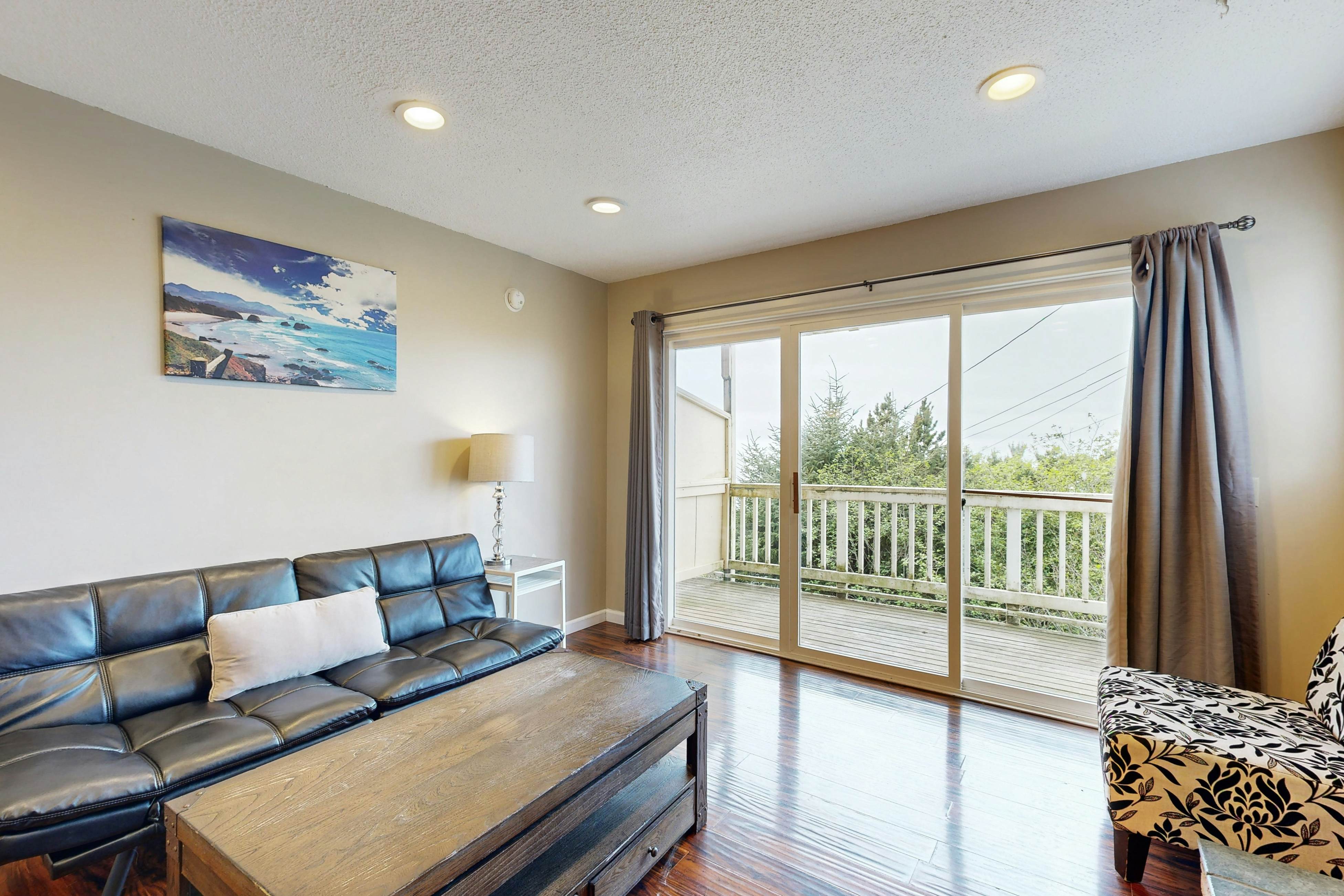 Oceanview Condo with Easy Beach Access & Full Kitchen - Dogs OK