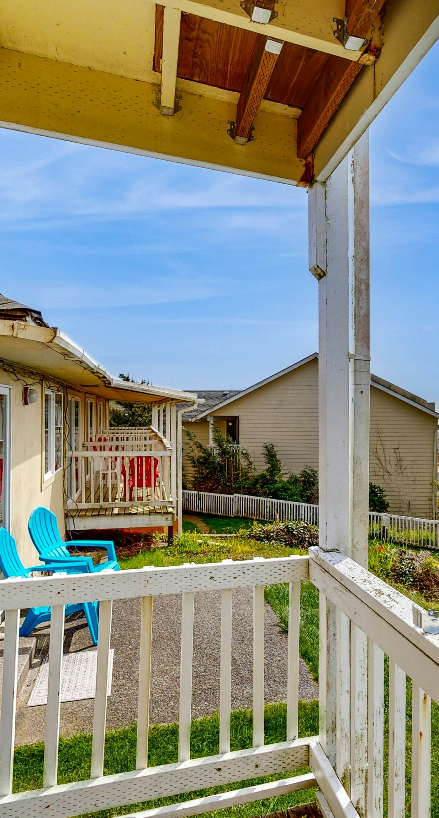 Quaint Condo with Ocean Views and Easy Beach Access Dogs OK